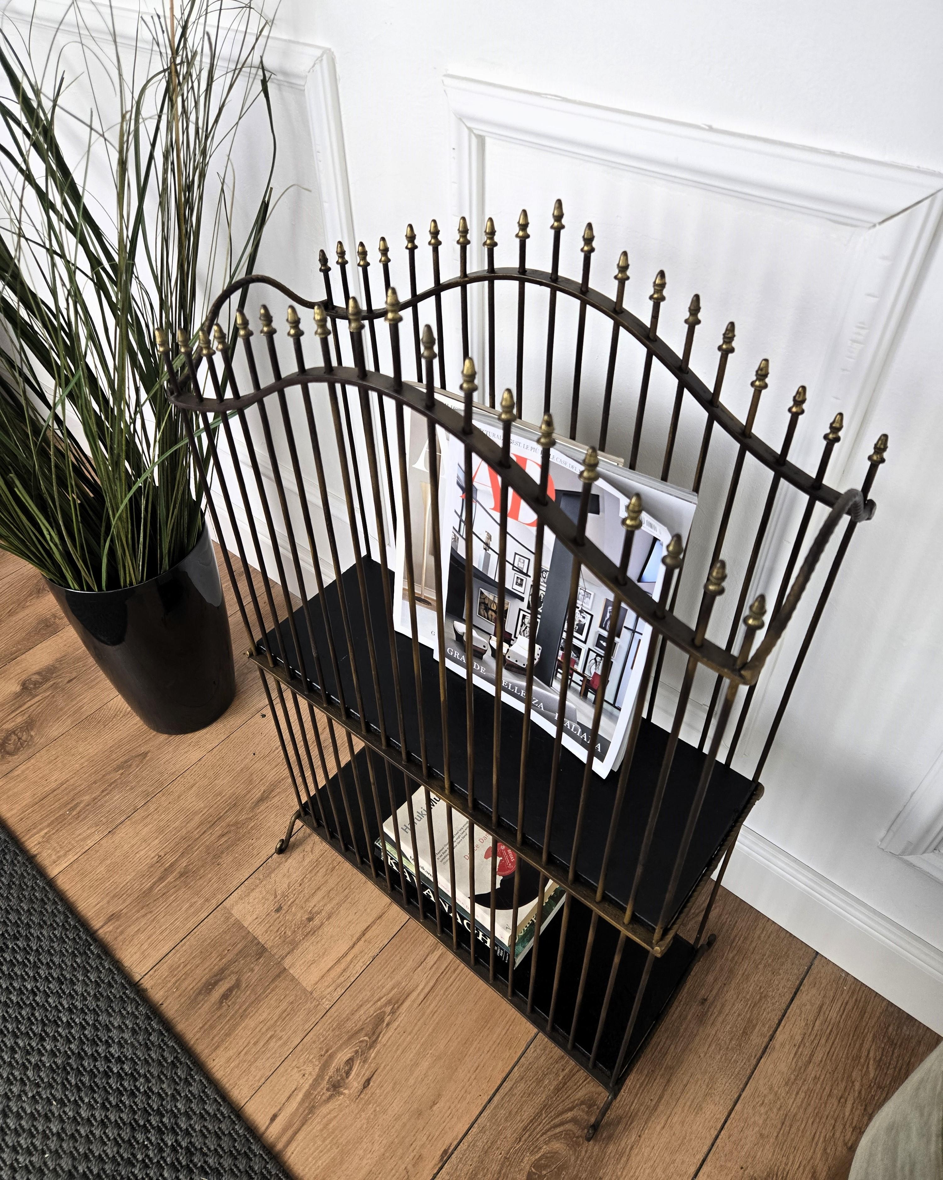 Métal 1960s Italian Mid-Century Brass Magazine Rack Metal Book Stand en vente