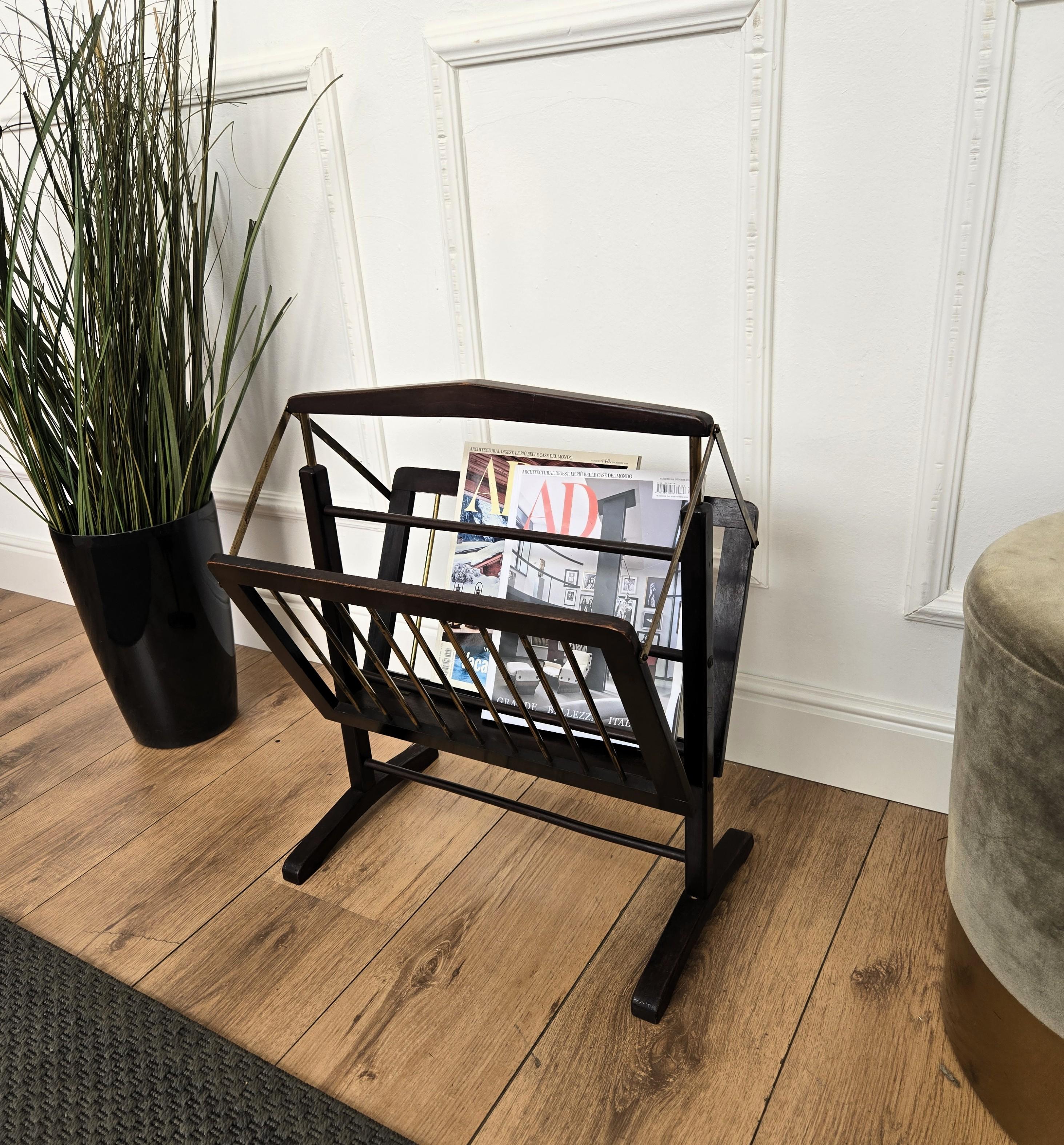Mid-Century moderno Scaffale porta riviste in ottone e legno Foldes, metà secolo 1960, italiano in vendita