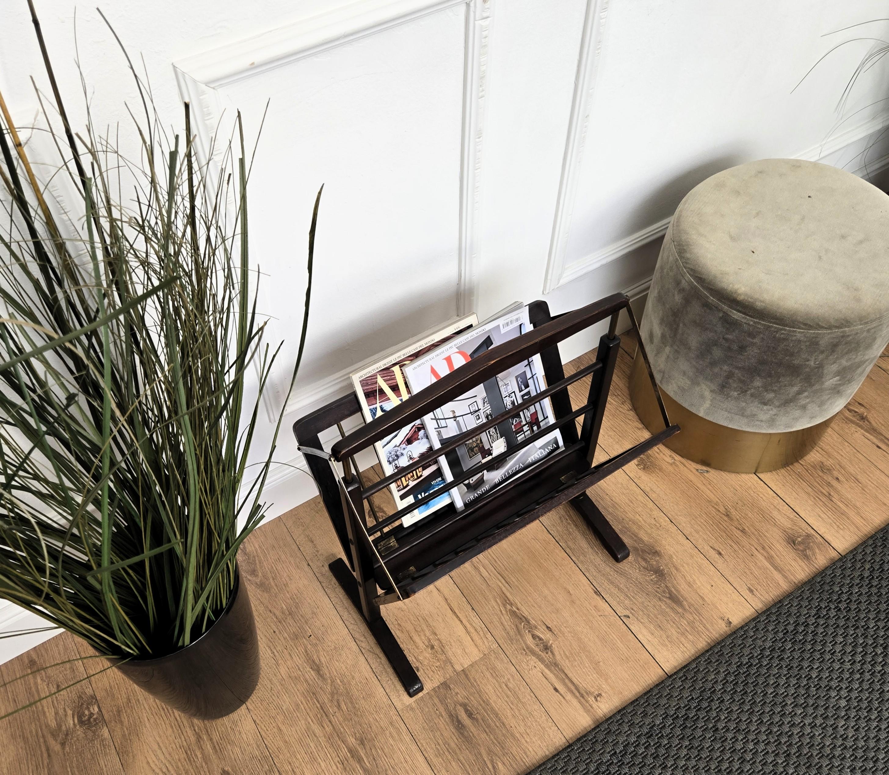 Italiano Scaffale porta riviste in ottone e legno Foldes, metà secolo 1960, italiano in vendita