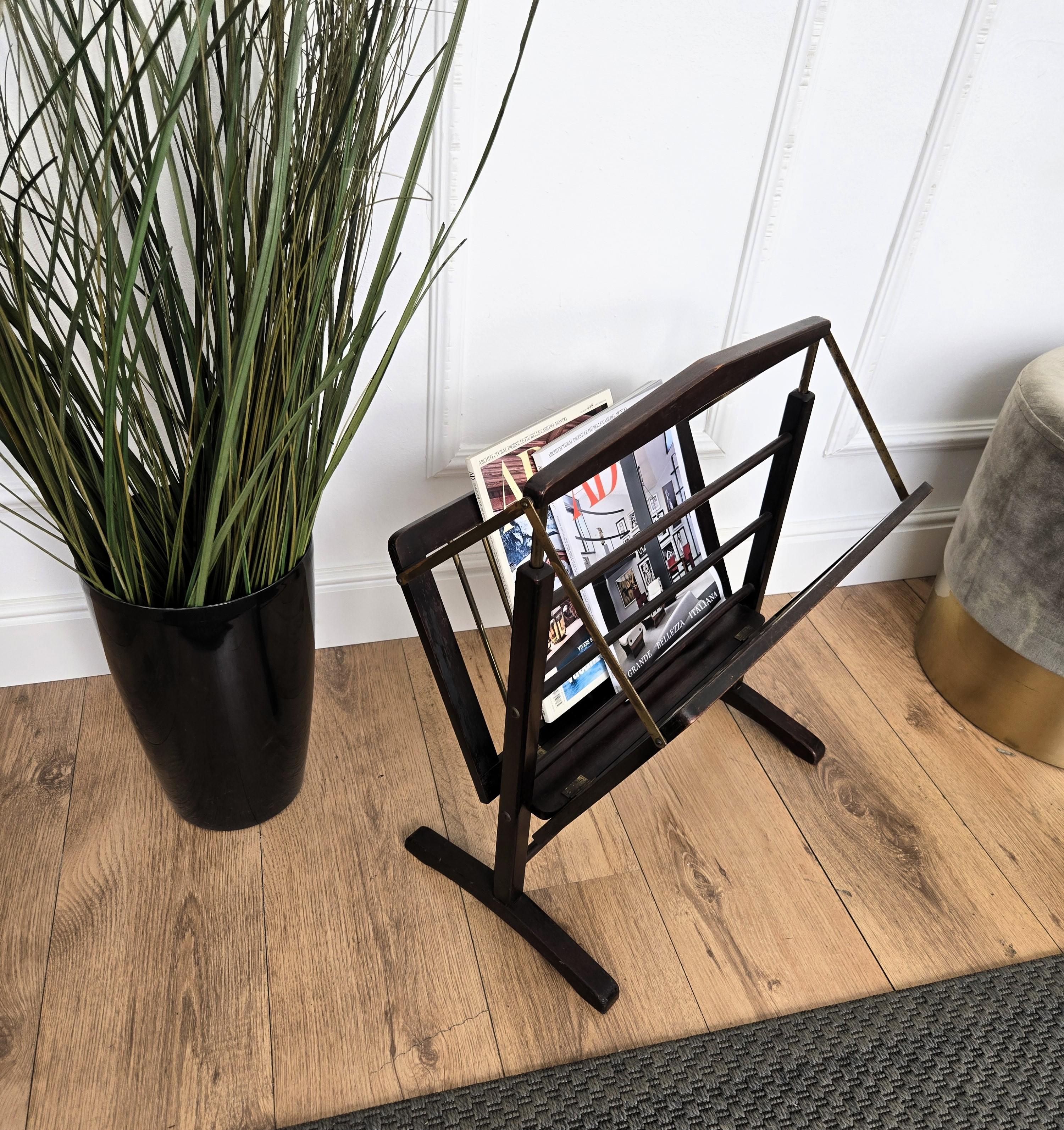 Scaffale porta riviste in ottone e legno Foldes, metà secolo 1960, italiano In condizioni buone in vendita a Carimate, Como