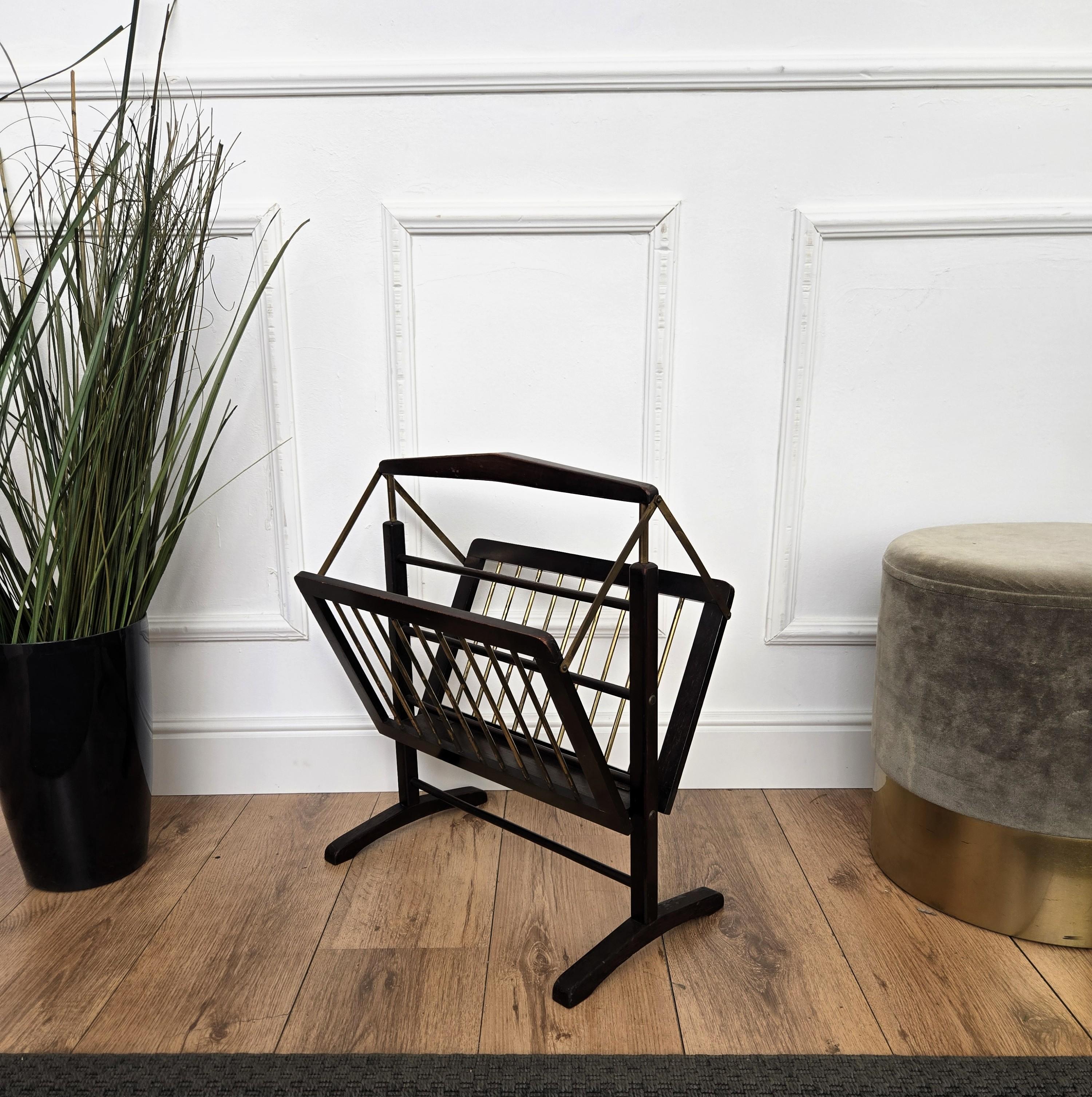 XX secolo Scaffale porta riviste in ottone e legno Foldes, metà secolo 1960, italiano in vendita
