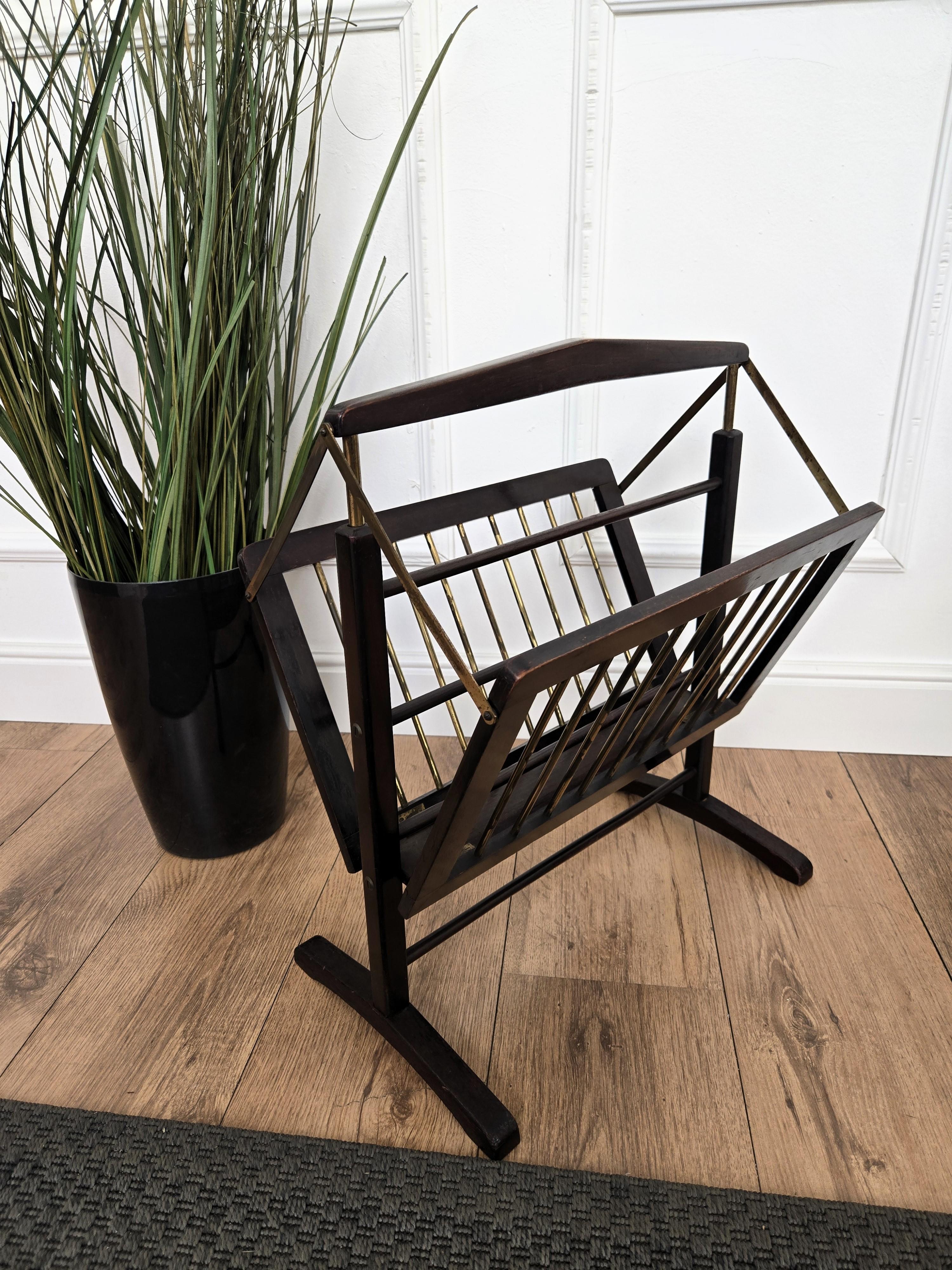 Legno Scaffale porta riviste in ottone e legno Foldes, metà secolo 1960, italiano in vendita