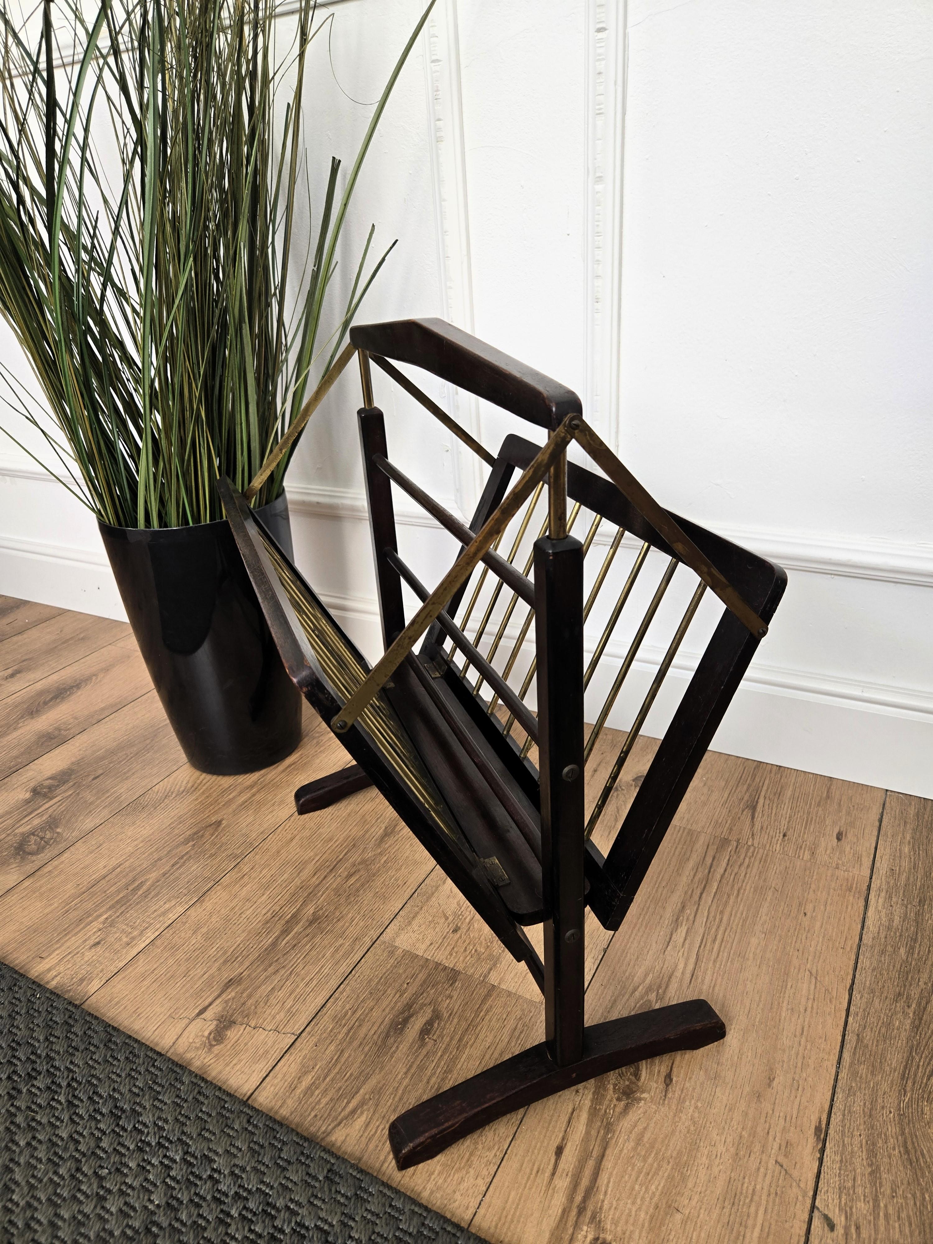Scaffale porta riviste in ottone e legno Foldes, metà secolo 1960, italiano in vendita 1