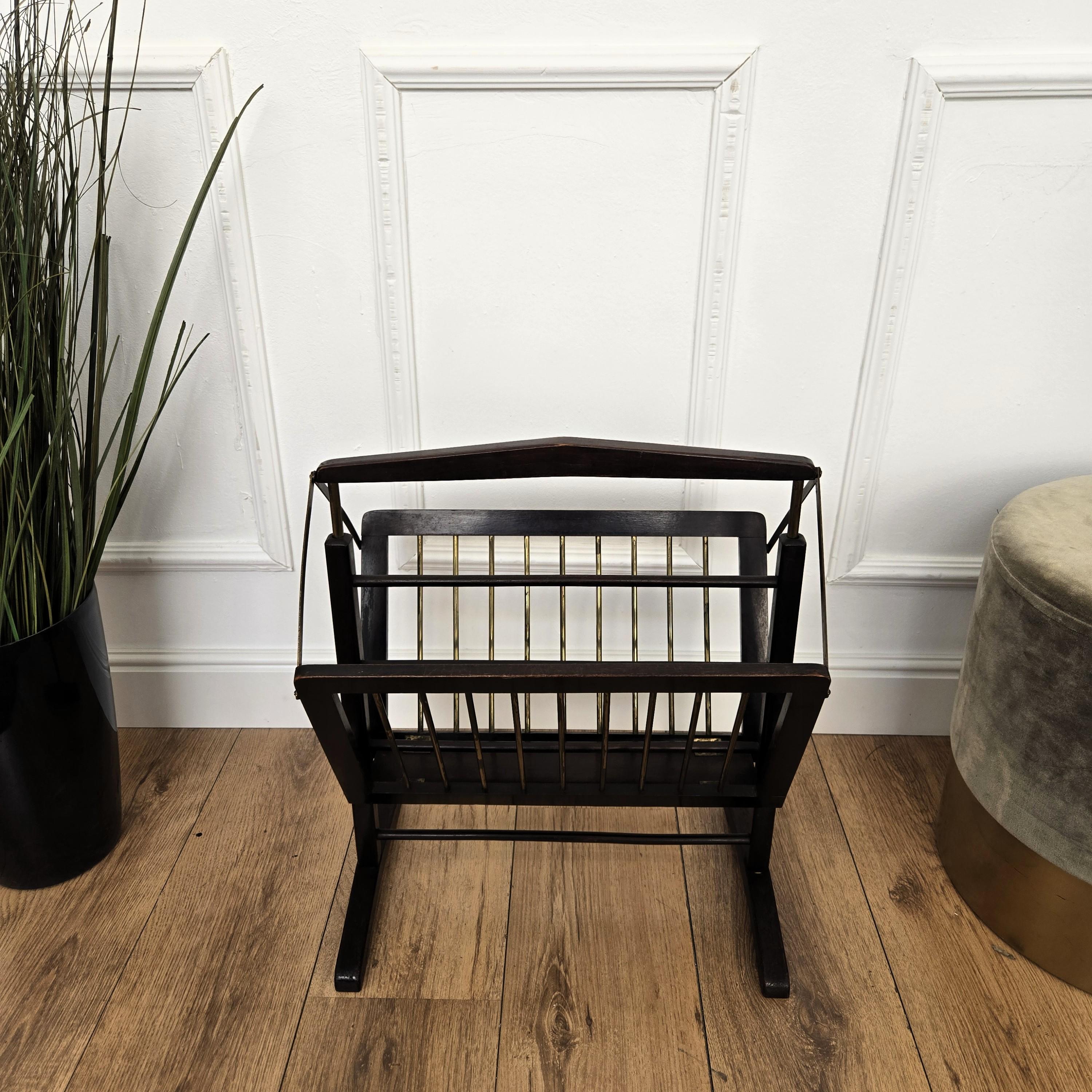 Scaffale porta riviste in ottone e legno Foldes, metà secolo 1960, italiano in vendita 2