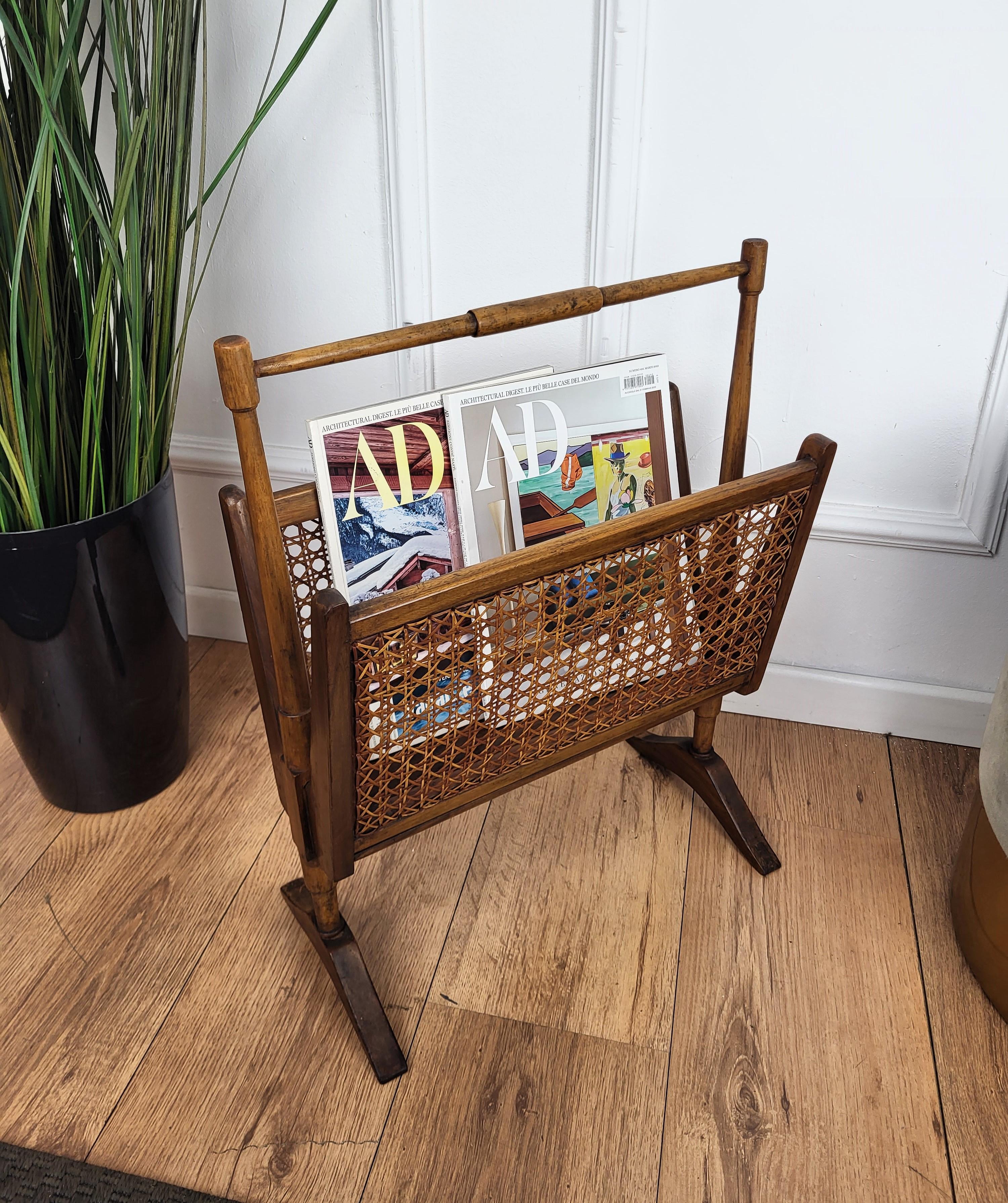 Beautiful and stylish Italian Mid-Century Modern magazine stand or folio rack dated around the 1950s. A great piece that perfectly adds to every home decor, in great conditions with a fantastic patina and vintage feeling of the wear and use.