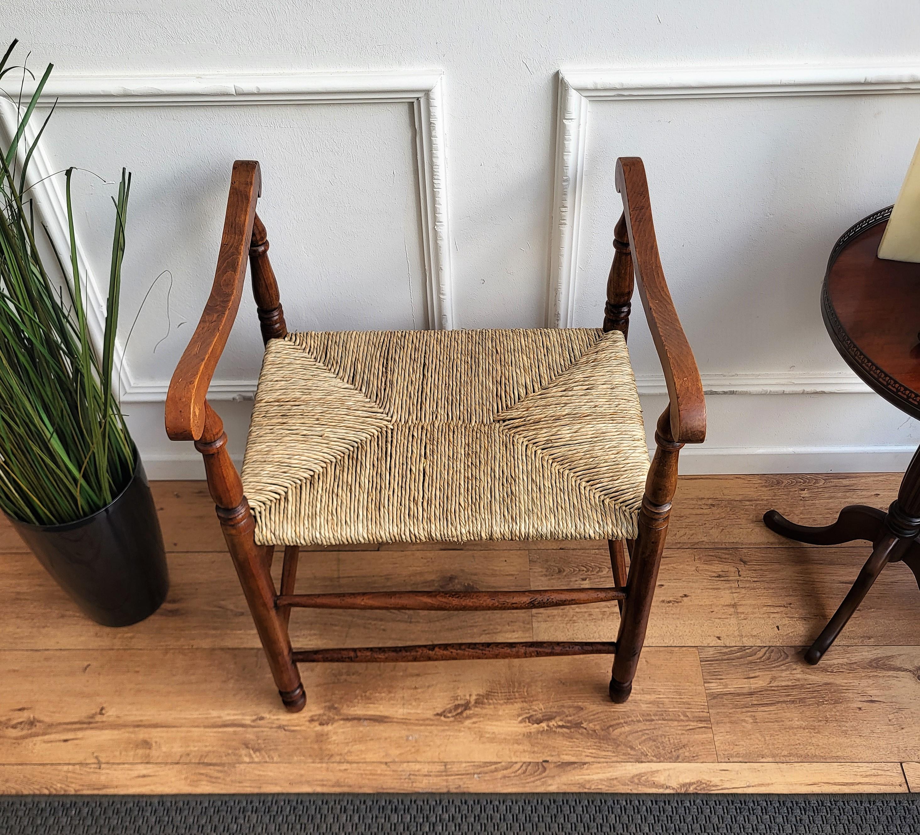 1960s Italian Midcentury Carved Wood and Cord Woven Rope Stool In Good Condition For Sale In Carimate, Como