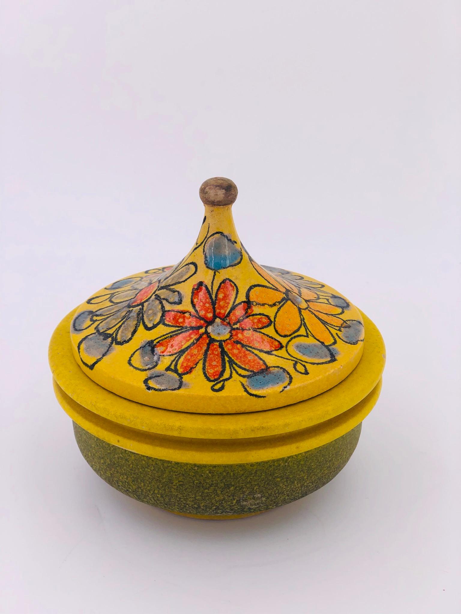 Beautiful hand painted Italian ceramic box circa 1960s, round ceramic box by Bitossi for Rosenthal Netter. Excellent condition.