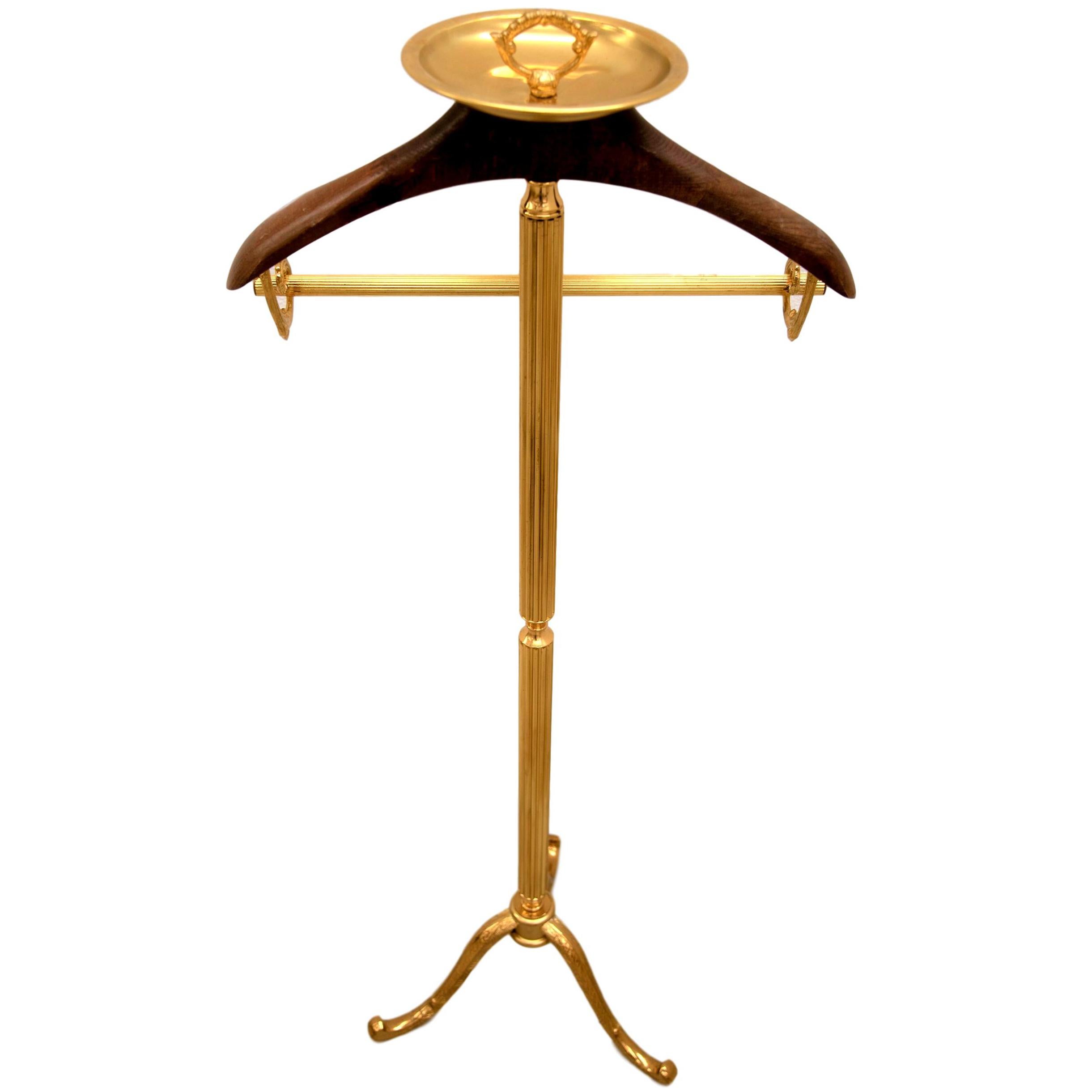 Vintage 1960s Italian brass and wood dressboy valet stand, with Classic carved column and decorated pedestals. This beautiful and elegant brass valet was designed and manufactured in Italy. The valet has a wooden clothes hanger, a reling to hang