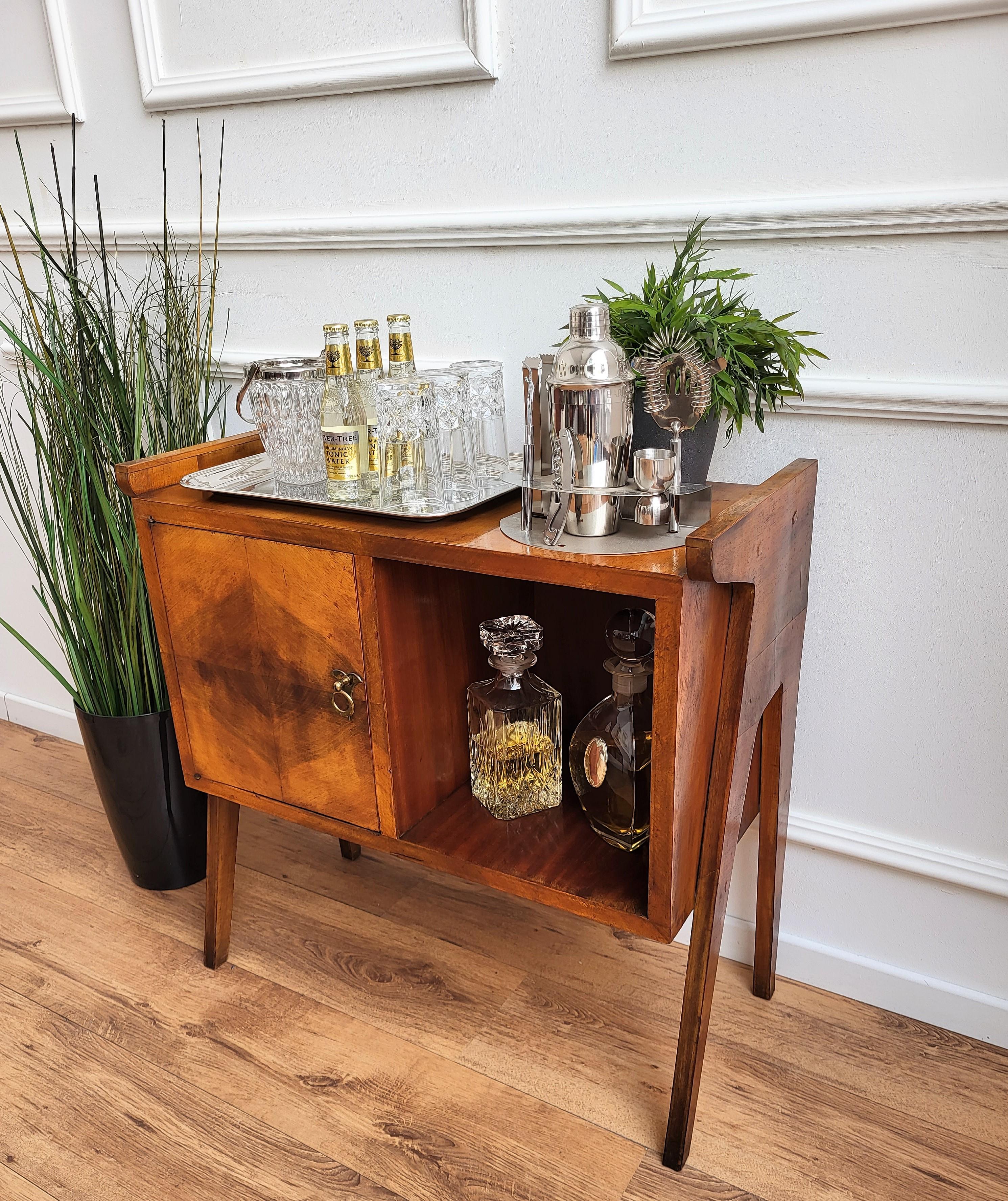 1960s Italian Mid-Century Modern Walnut Burl Wood Brass Dry Bar Drinks Cabinet In Good Condition In Carimate, Como