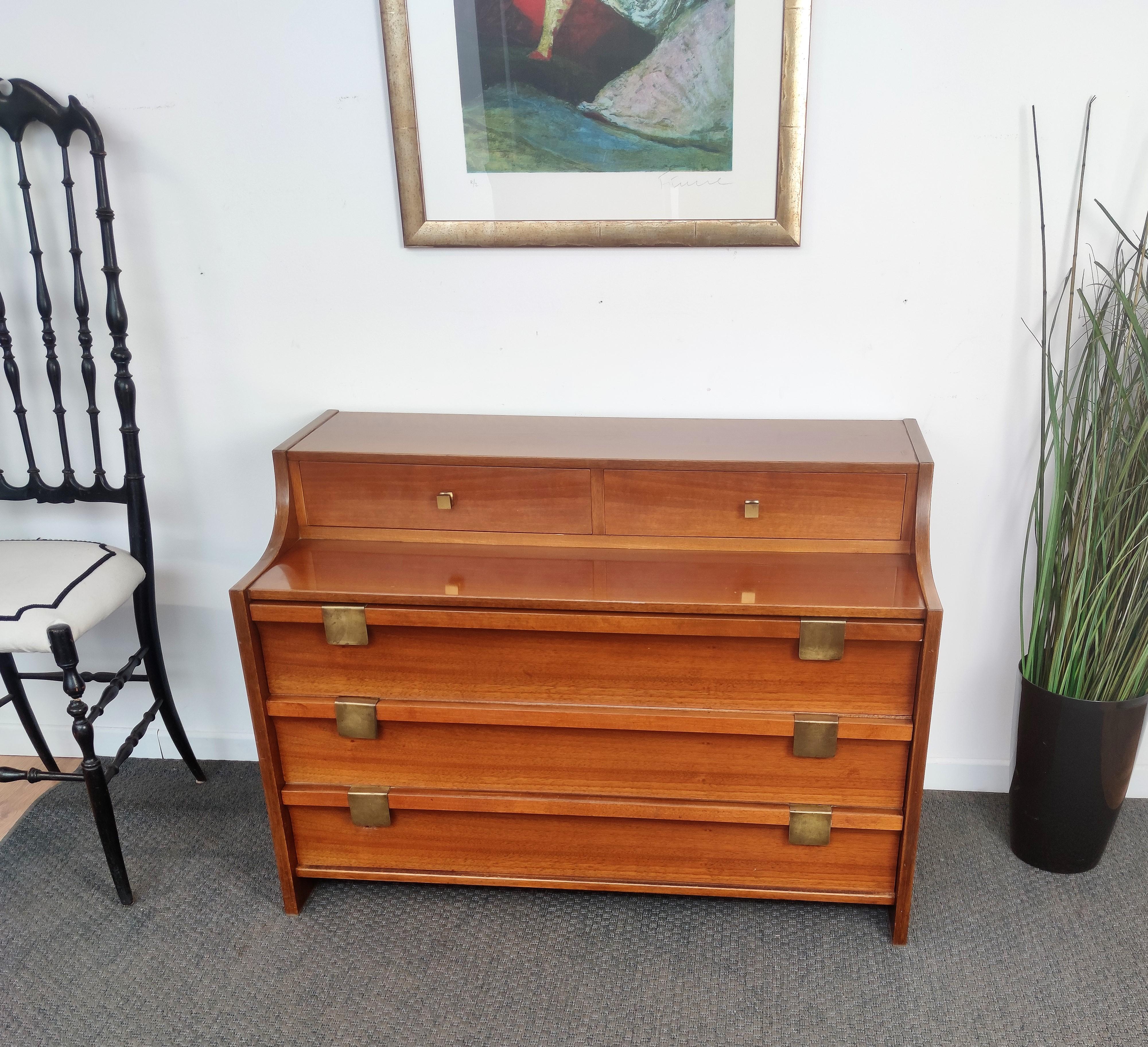 Beautiful Italian 1960s low sideboard, credenza or chest of drawers in elegant and classic wood in its natural graining with great gilt brass details such as the drawers handles side shell decorations. This sideboard has 3 frontal drawers while on