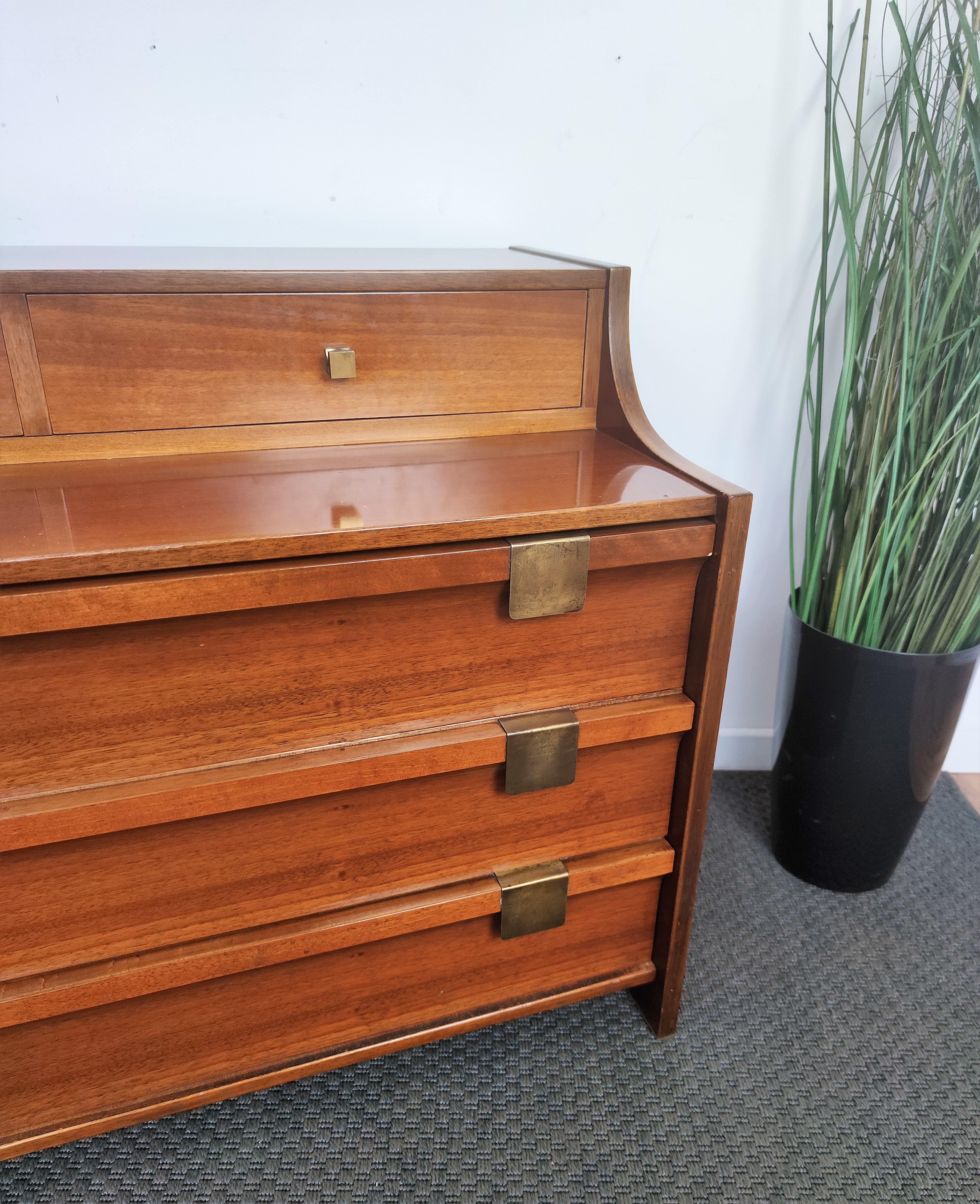 1960s Italian Mid-Century Modern Wood and Brass Commode Dresser Chest of Drawers In Good Condition For Sale In Carimate, Como