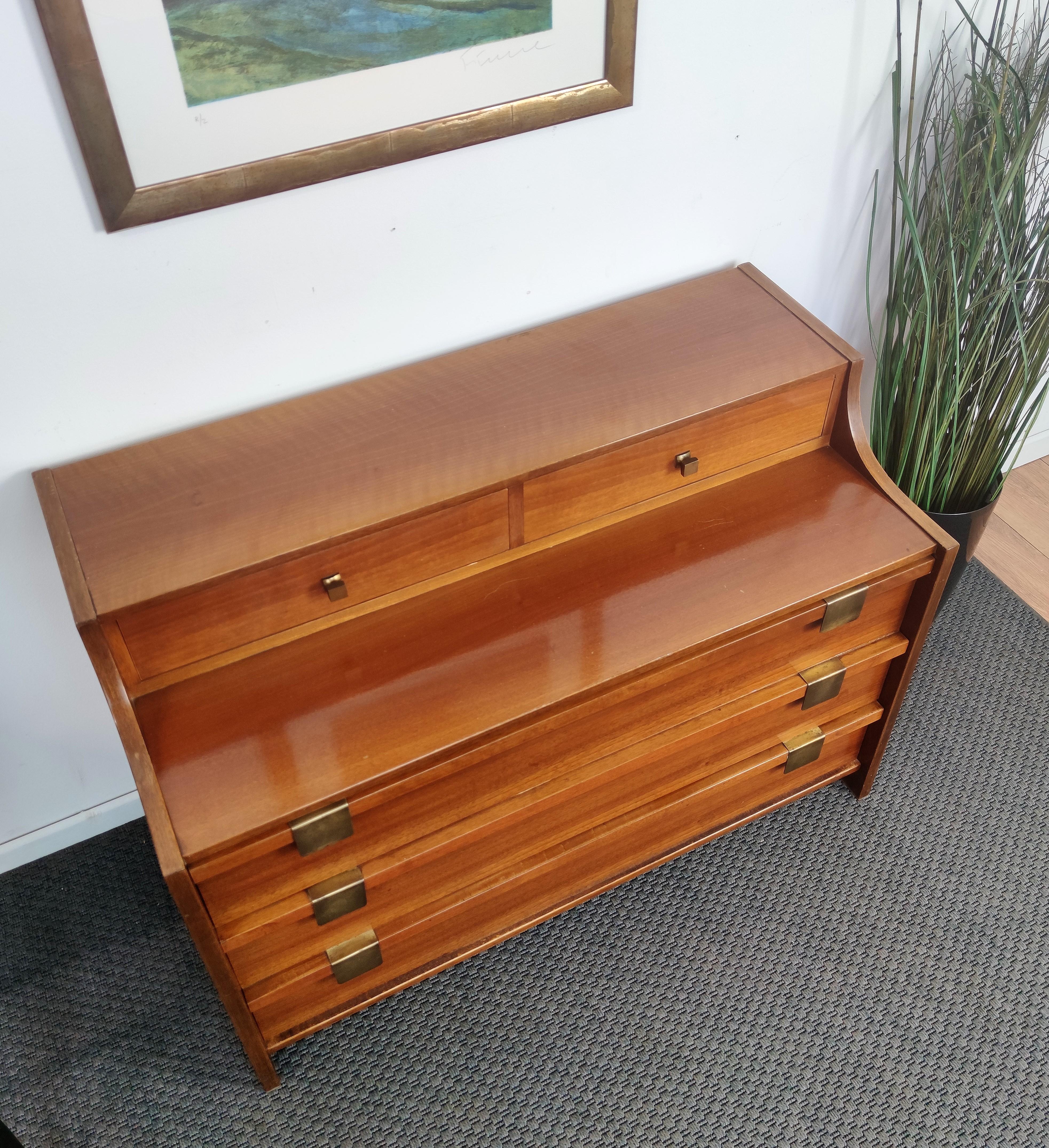 1960s Italian Mid-Century Modern Wood and Brass Commode Dresser Chest of Drawers For Sale 3