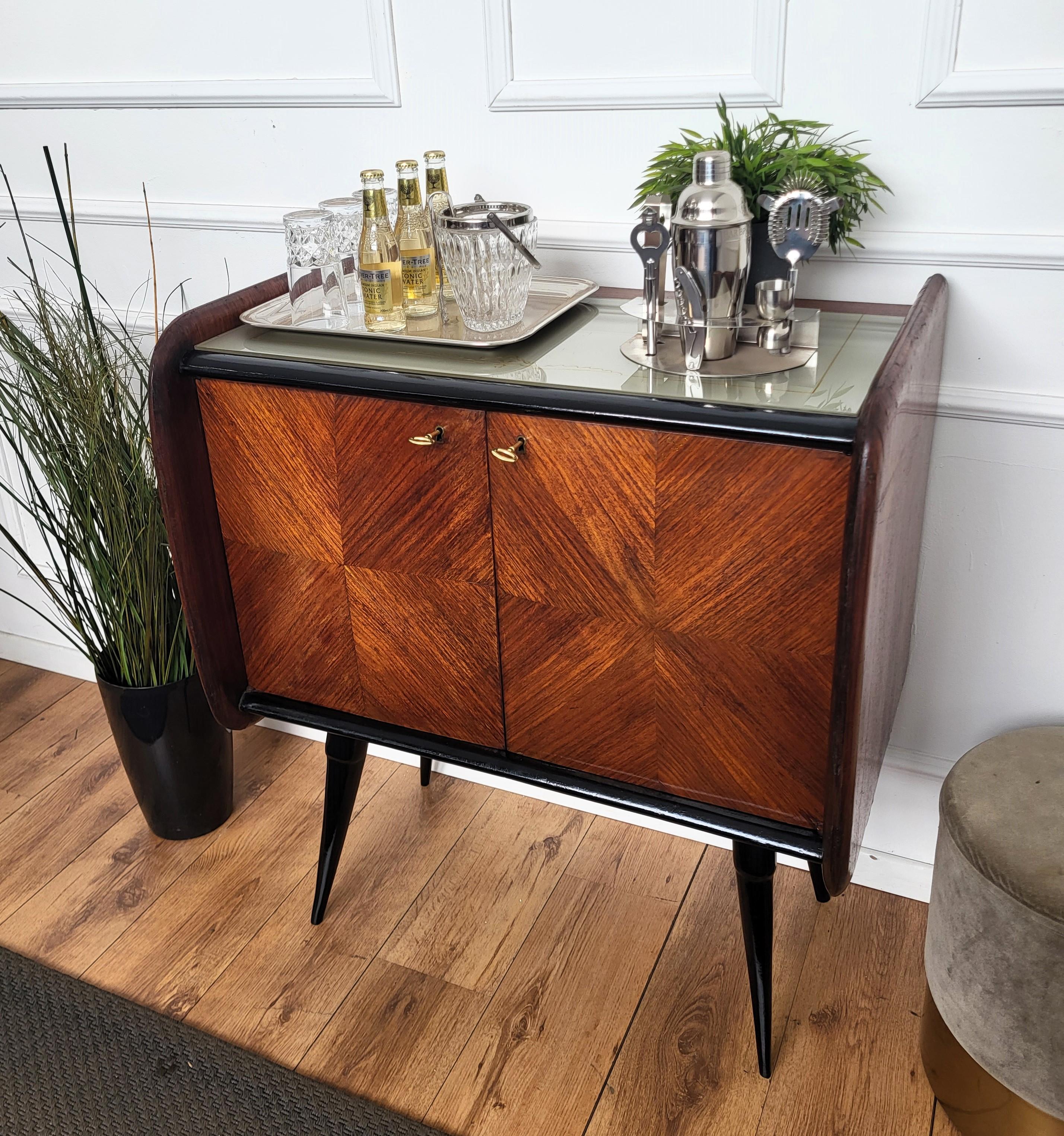 1960s Italian Mid-Century Modern Wood Brass Glass top Dry Bar Drinks Cabinet In Good Condition For Sale In Carimate, Como