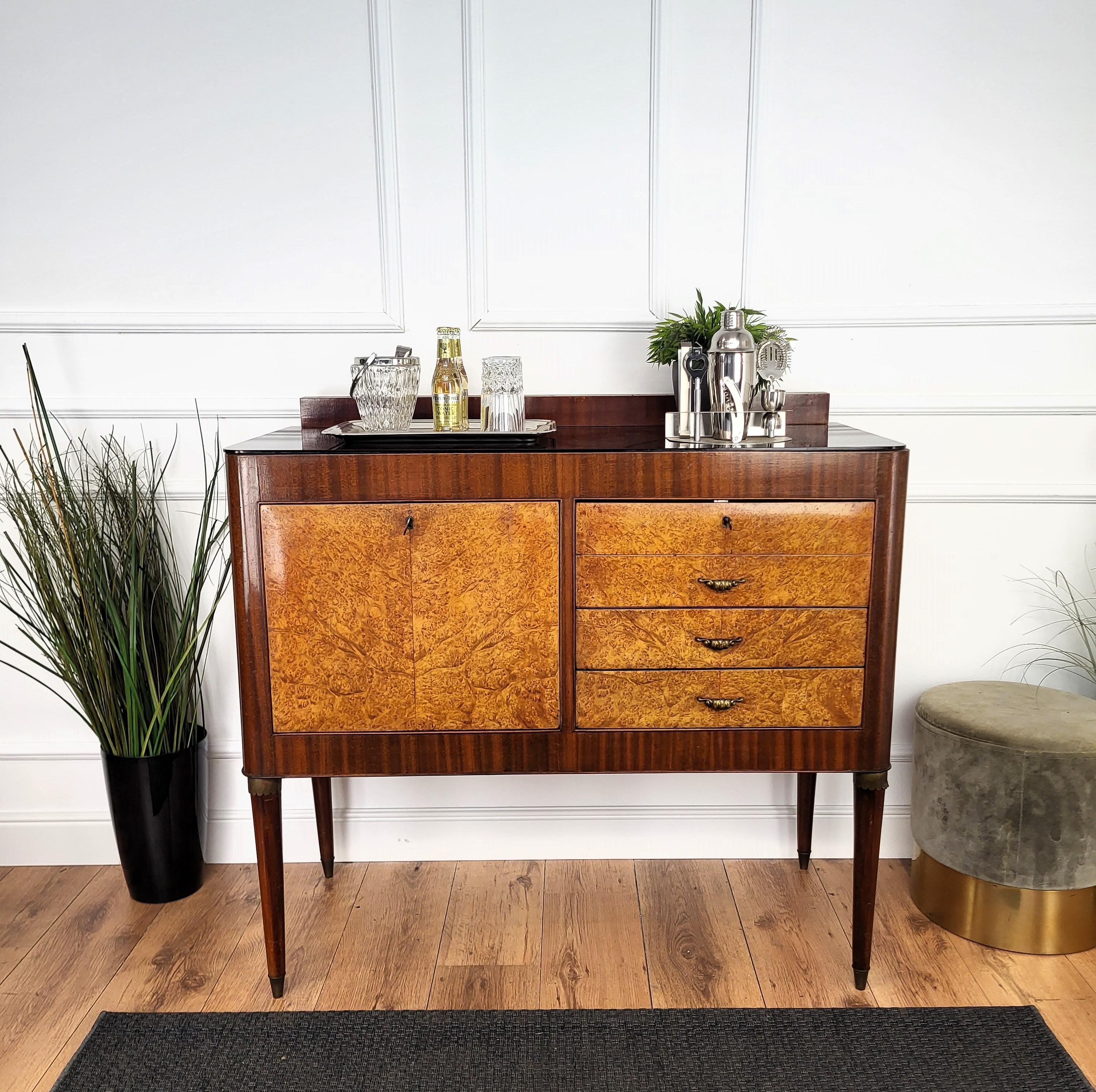 Bellissimo mobile bar italiano Mid-Century Modern dalla forma molto elegante, con una bella impiallacciatura in legno di noce. Quando viene aperta, sul lato sinistro si trova un'incredibile parte interna in mosaico di specchi per le bottiglie,