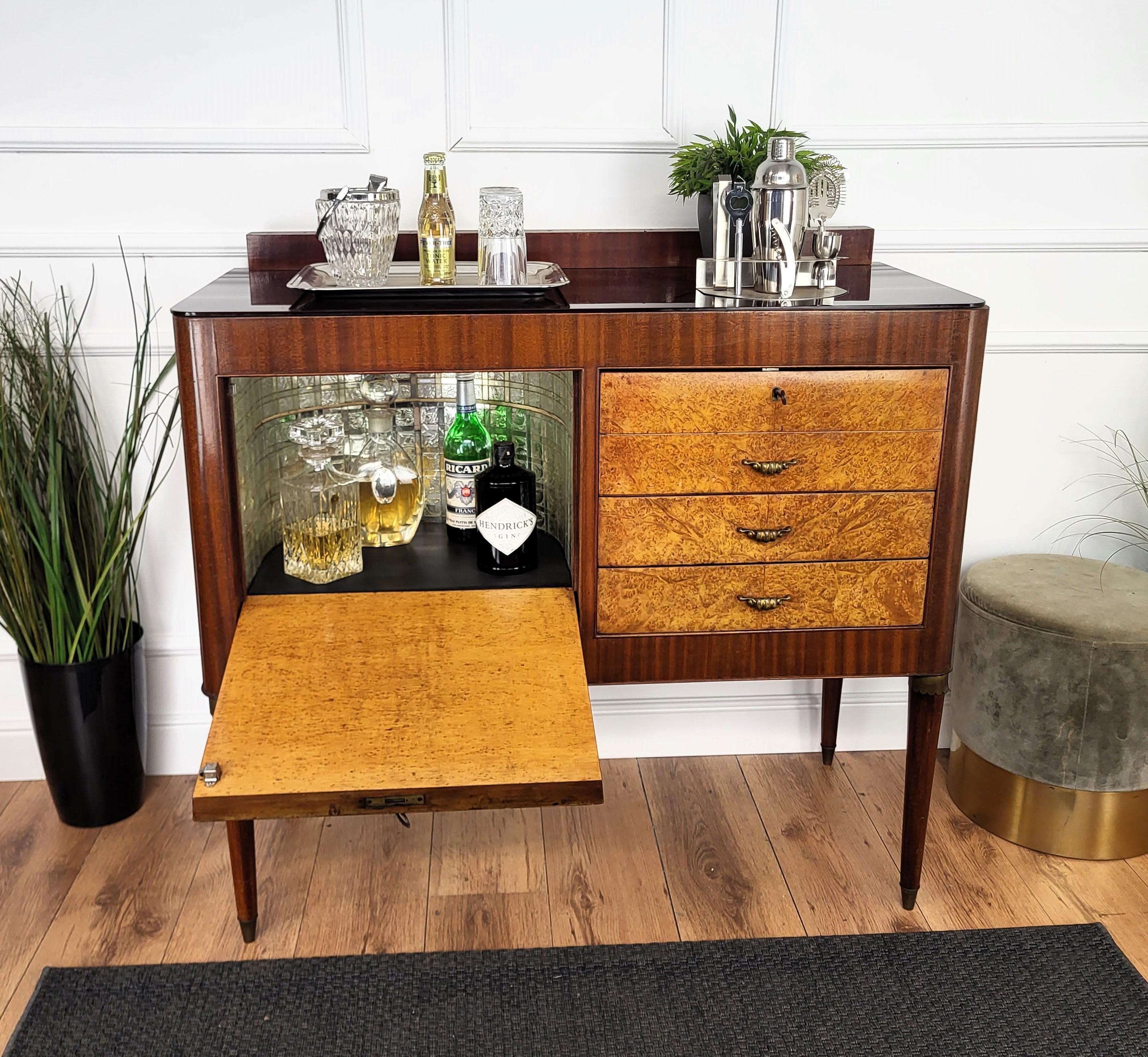 Mid-Century moderno 1960 Italiano Mid-Century Modern Wood Mirror Mosaic Glass top Dry Bar Cabinet in vendita