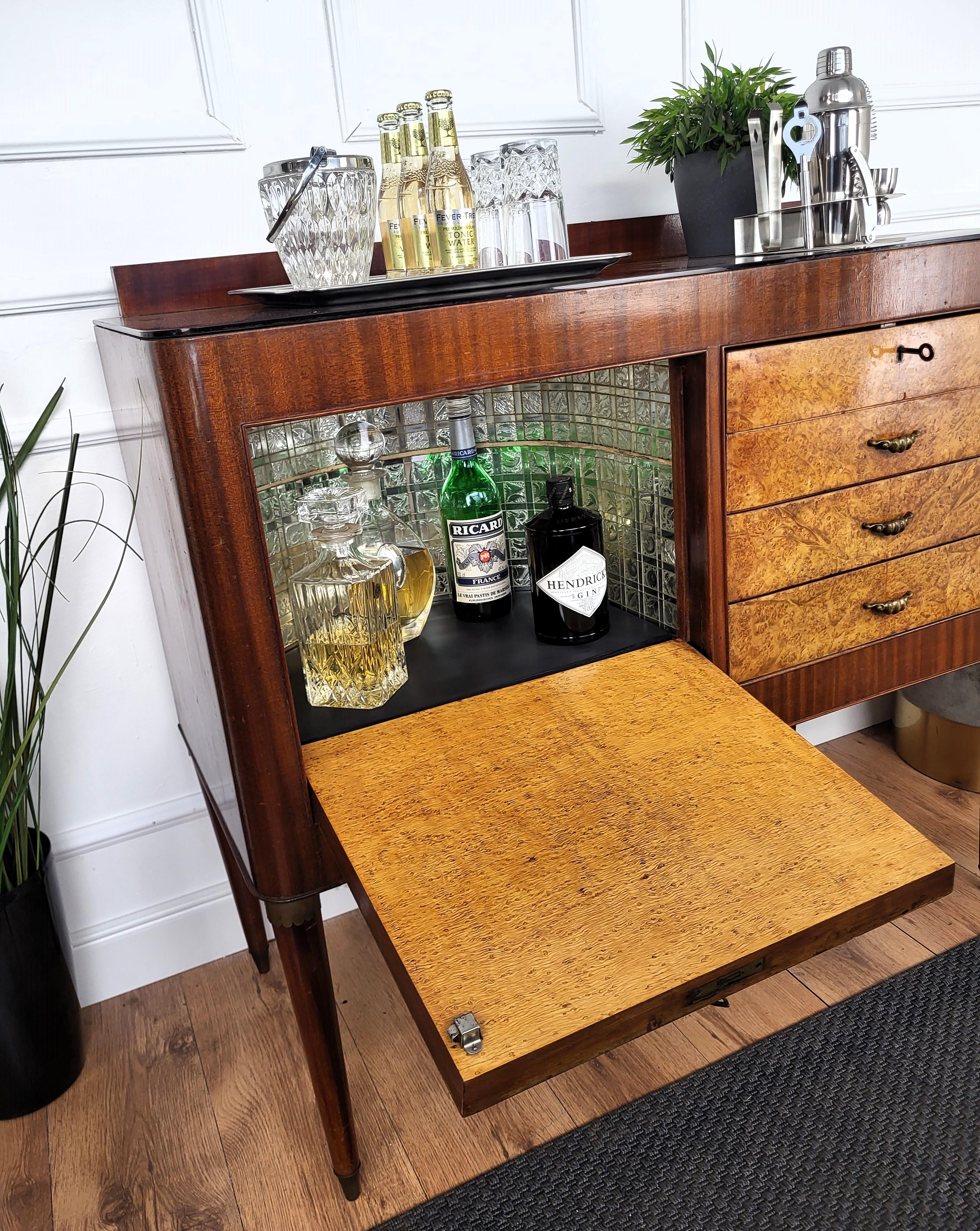 1960 Italiano Mid-Century Modern Wood Mirror Mosaic Glass top Dry Bar Cabinet In condizioni buone in vendita a Carimate, Como
