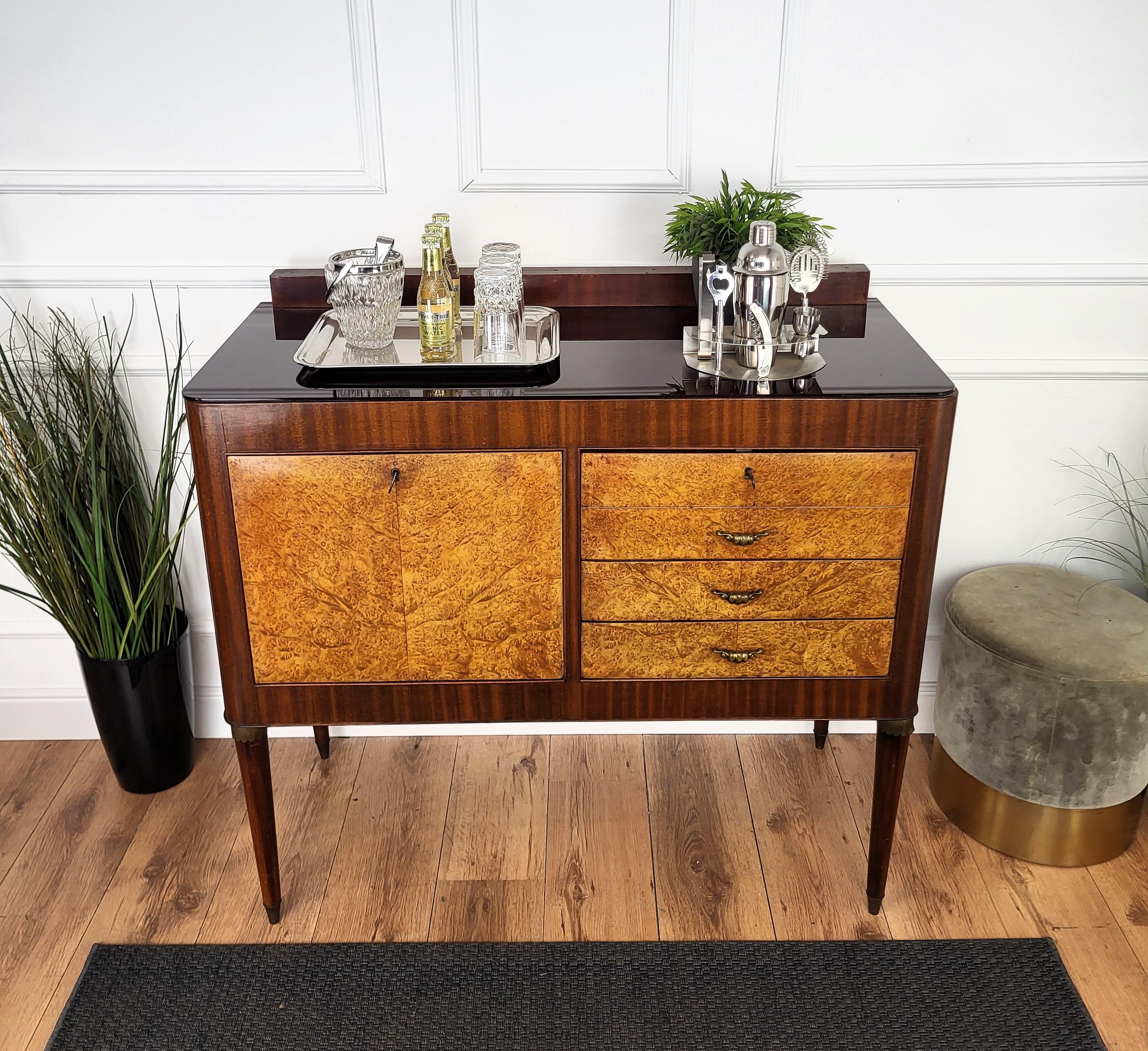XX secolo 1960 Italiano Mid-Century Modern Wood Mirror Mosaic Glass top Dry Bar Cabinet in vendita