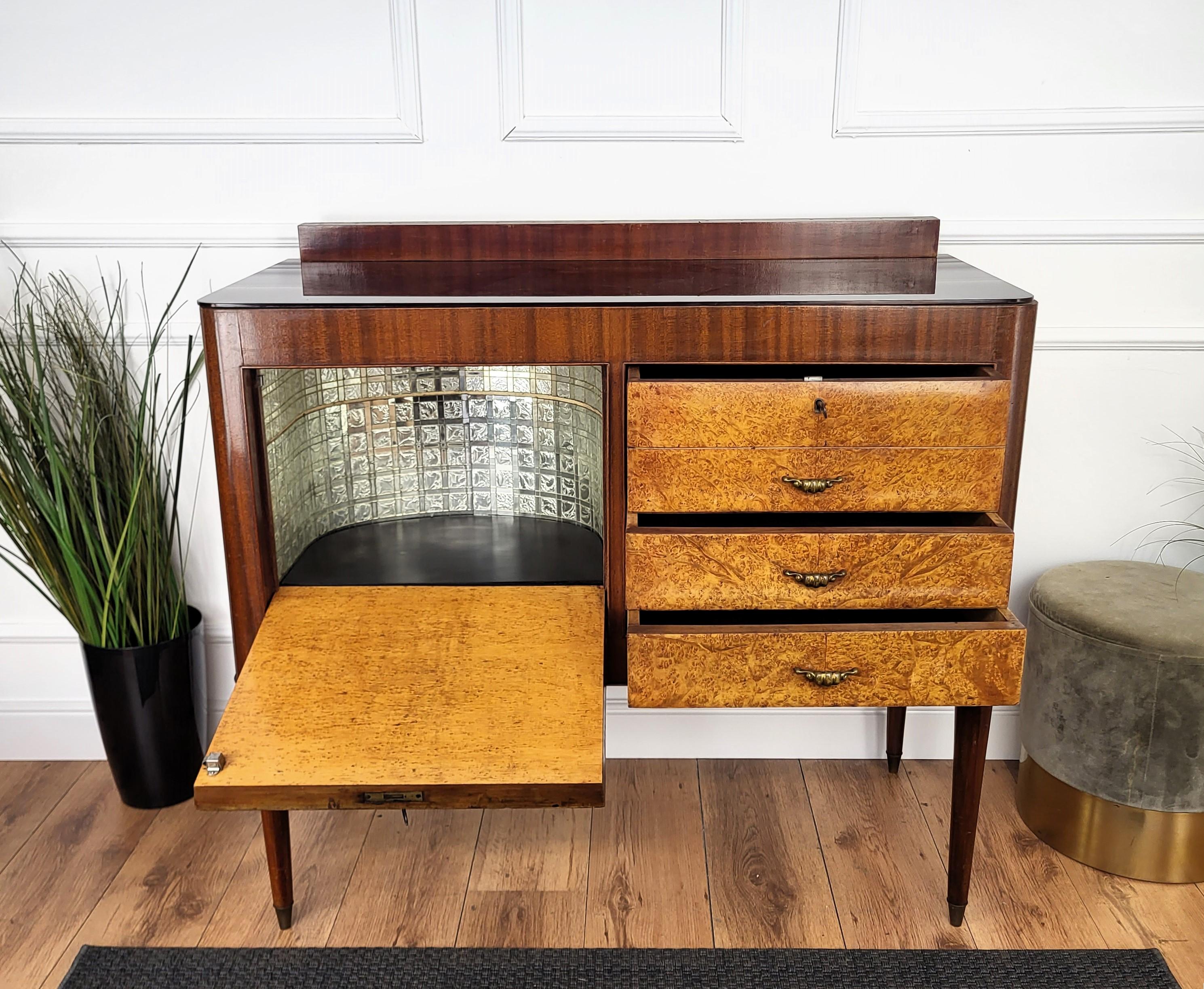 Ottone 1960 Italiano Mid-Century Modern Wood Mirror Mosaic Glass top Dry Bar Cabinet in vendita