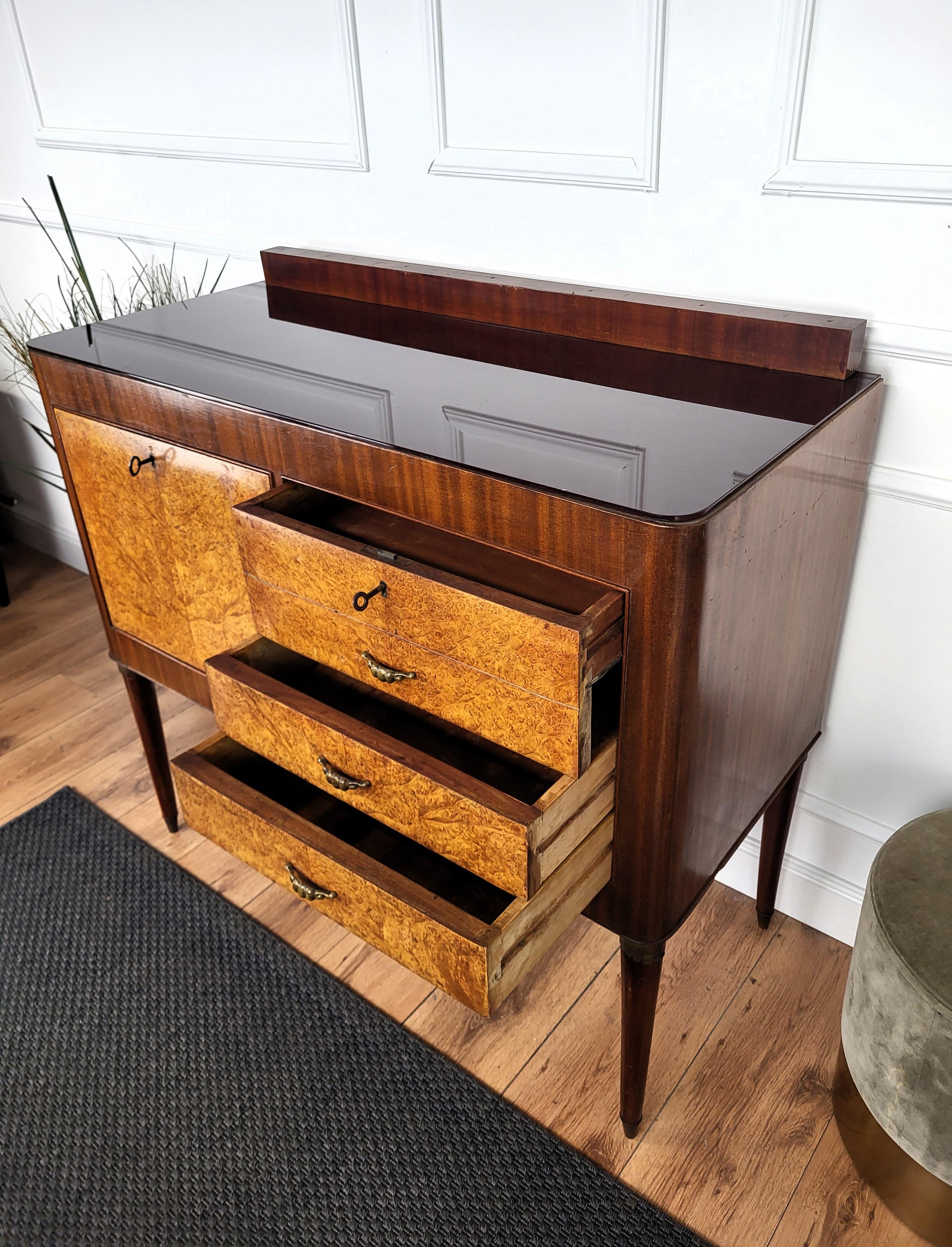 1960 Italiano Mid-Century Modern Wood Mirror Mosaic Glass top Dry Bar Cabinet in vendita 1