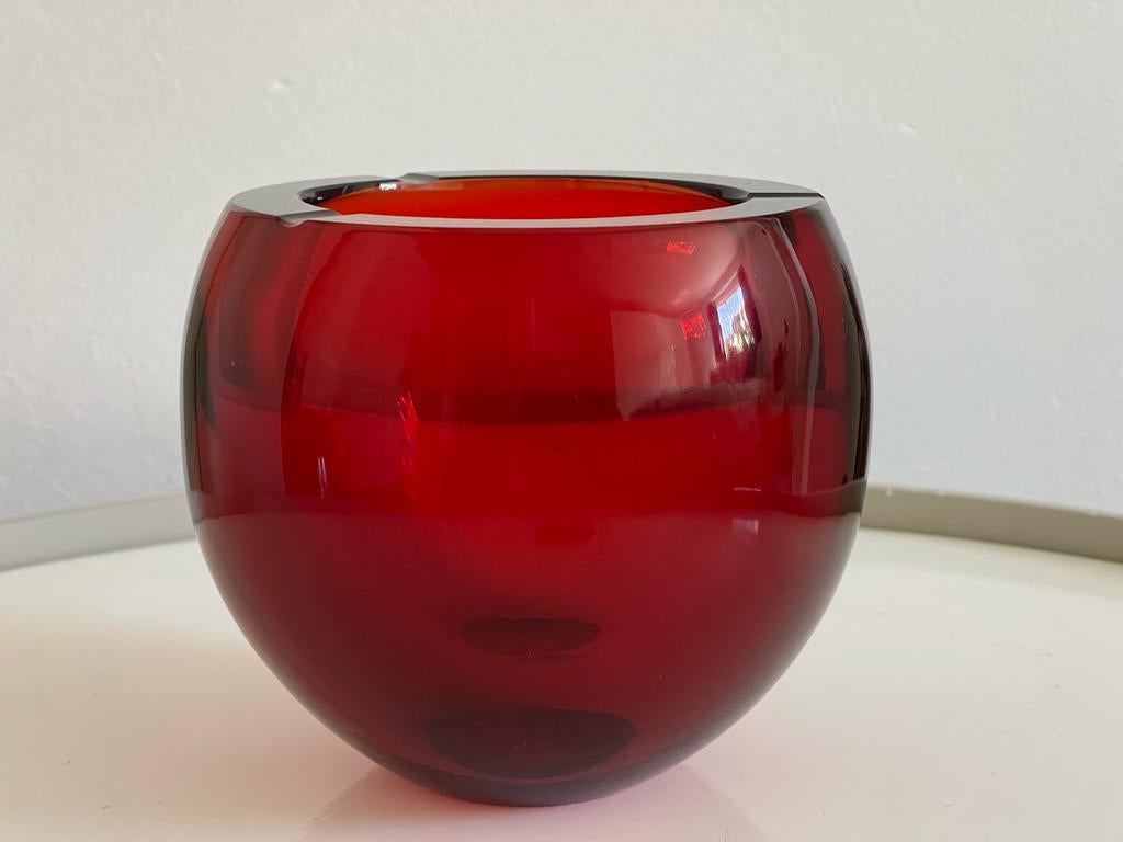 A collectible 20th century Italian vintage sommerso murano glass decorative ashtray or bowl signed Cenedese circa 1960's. 
1840 gr
Beautiful solid red glass with blue undertones on the rim.  
In very good condition with only light age-related marks