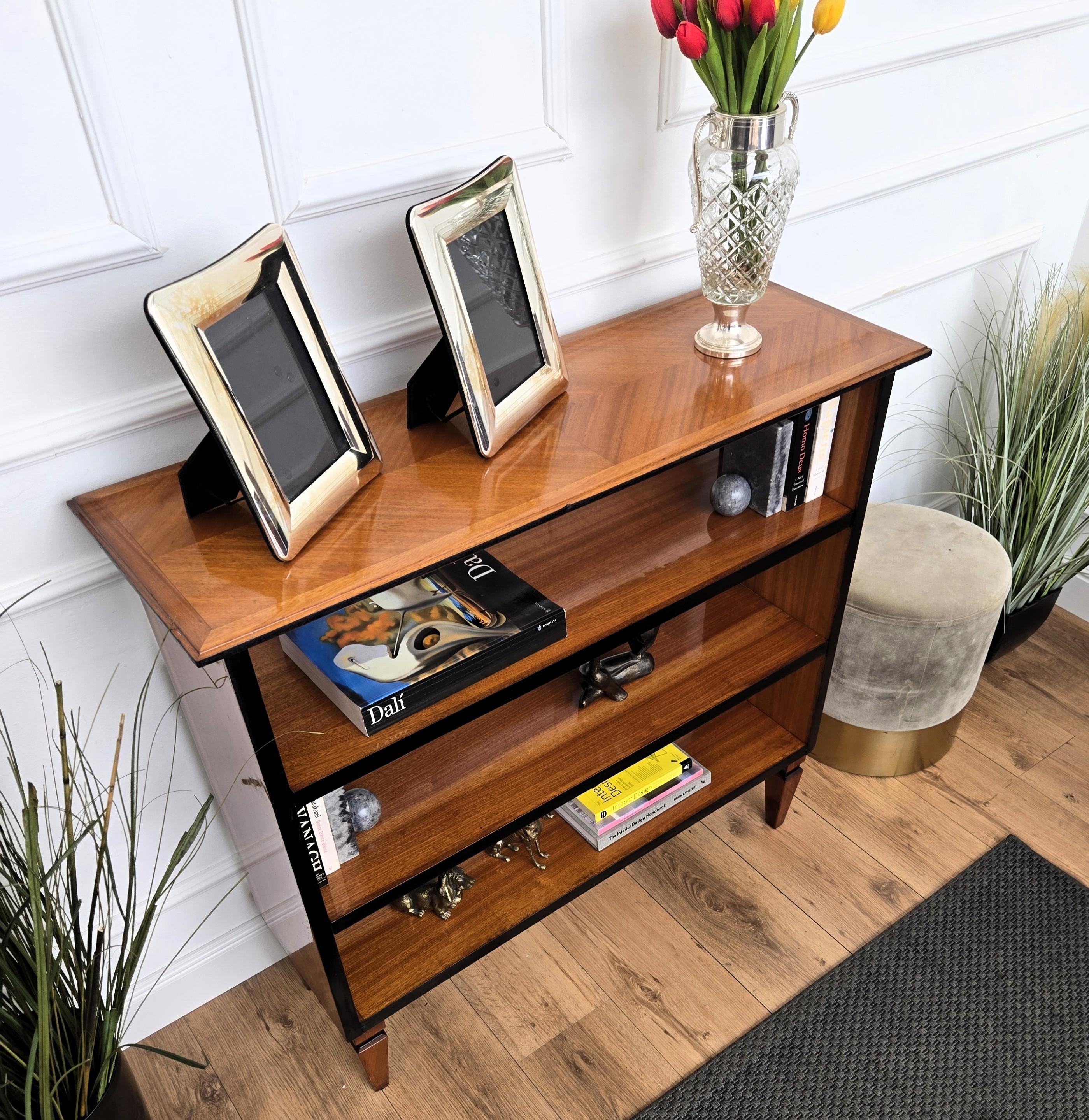 1960s Italian Mid-century Walnut Wood Three Shelves Open Bookcase Library In Good Condition For Sale In Carimate, Como