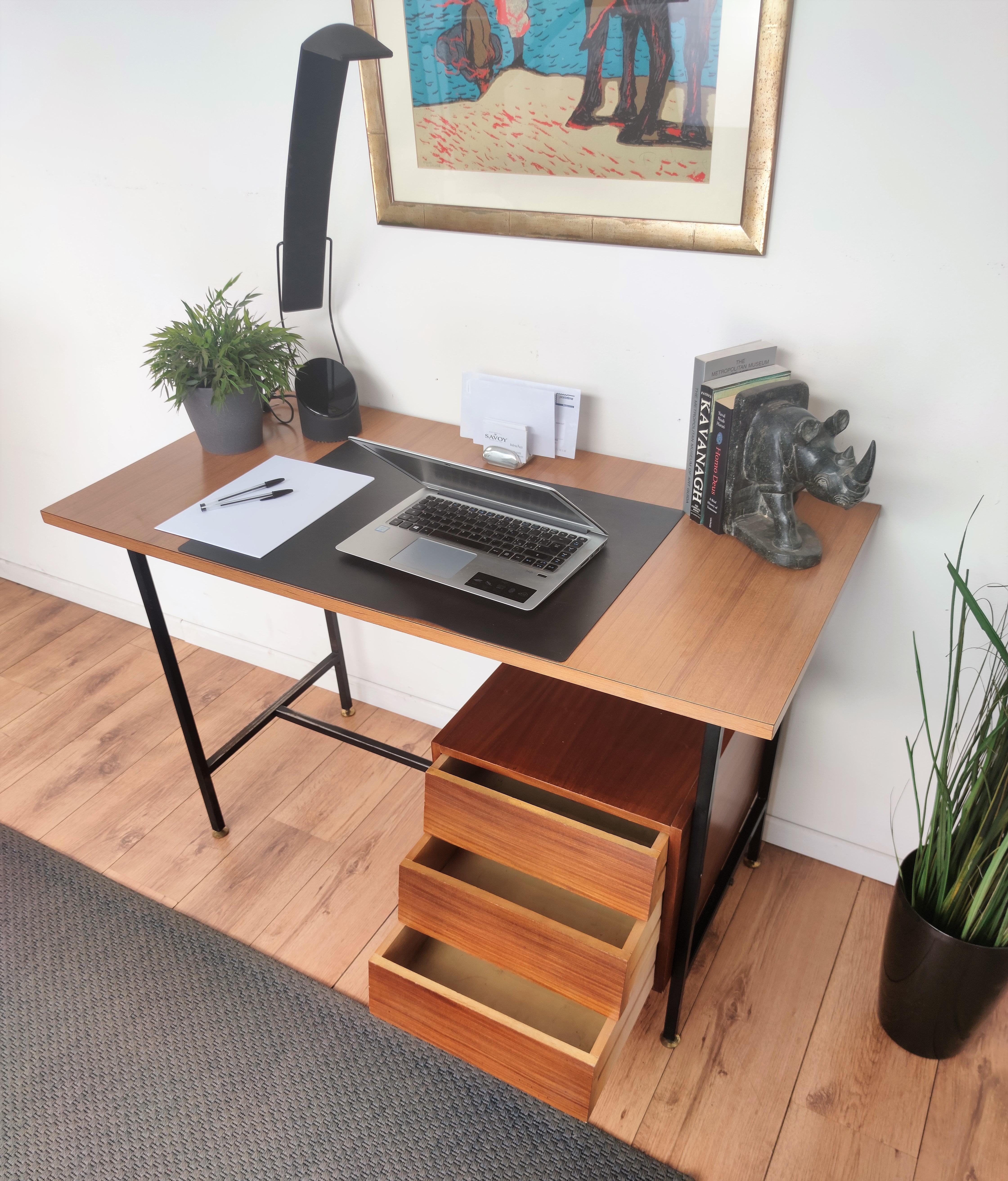 Kleiner italienischer Mid-Century-Schreibtisch aus Holz und Messing mit Metallkreuz aus den 1960er Jahren (Moderne der Mitte des Jahrhunderts) im Angebot