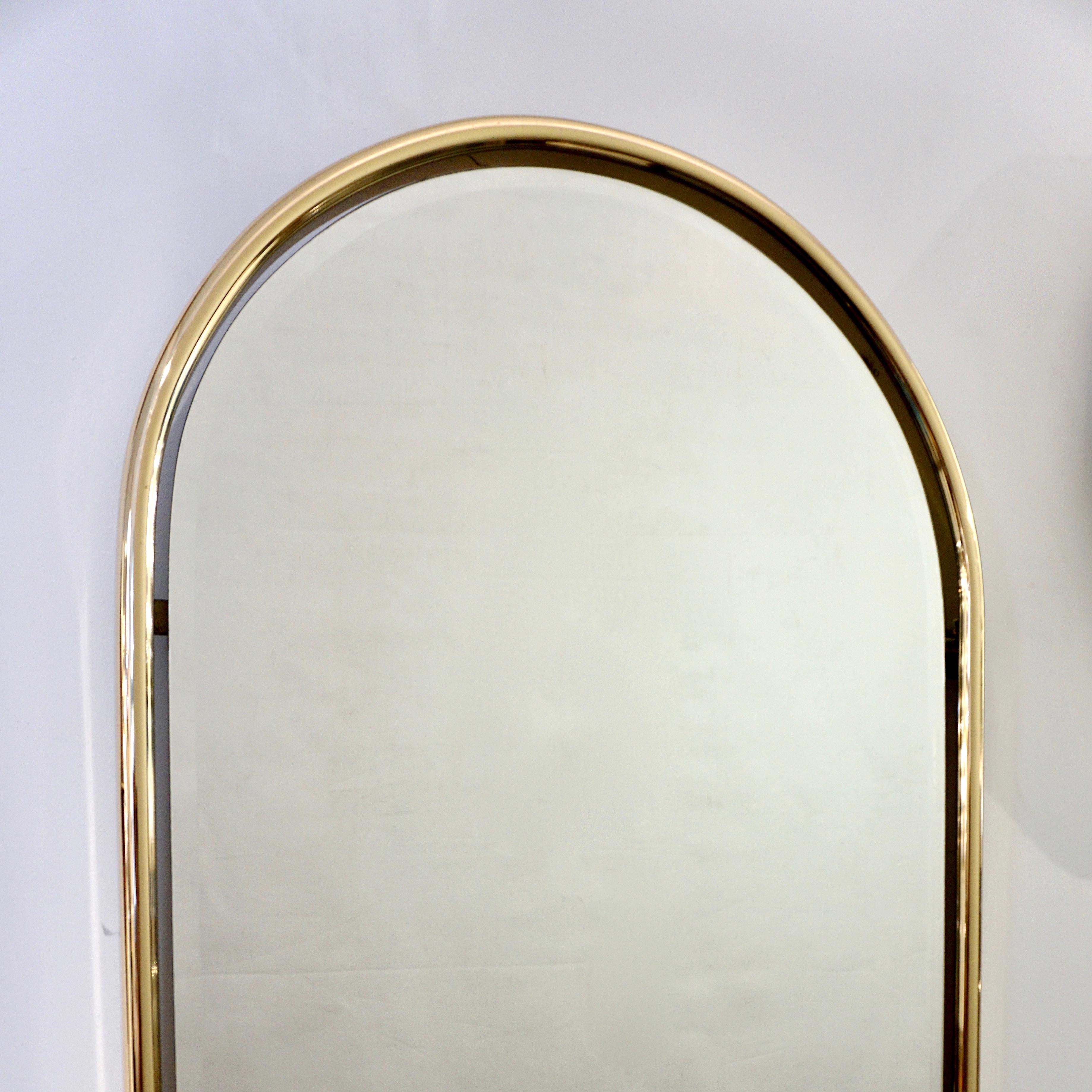 3 disponibles - Miroir italien vintage Art Deco fabriqué à la main avec un élégant cadre en laiton au sommet arrondi renfermant un miroir détaché créant un effet de flottement.
La plaque de miroir se termine par un bord arrondi biseauté sophistiqué,