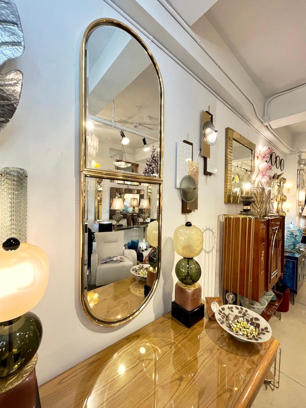 Mid-Century Modern Miroir flottant minimaliste italien des années 1960 avec cadre supérieur arqué rond en vente