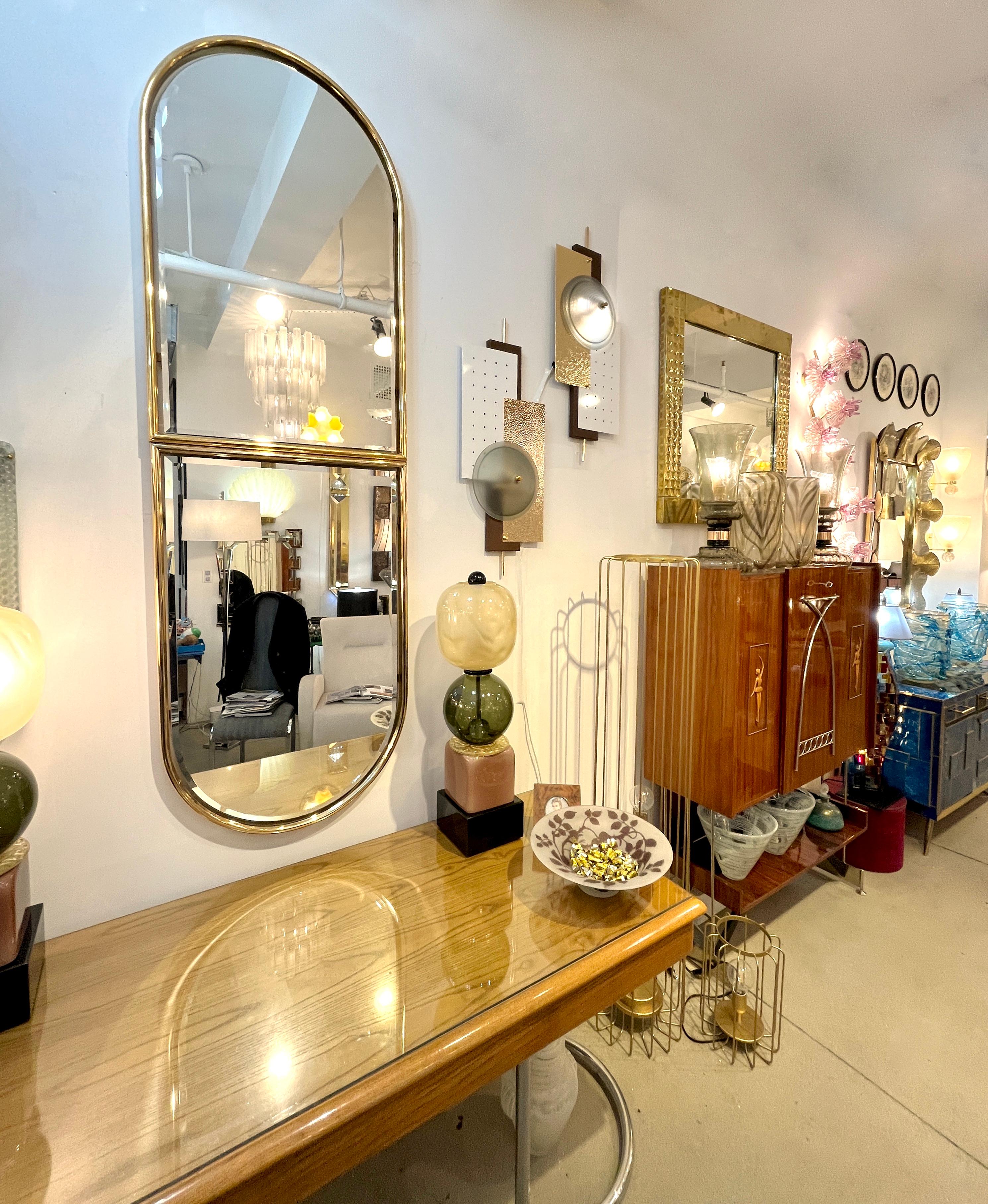 1960s Italian Minimalist Brass Full Floating Mirror with Round Arched Top Frame In Good Condition For Sale In New York, NY