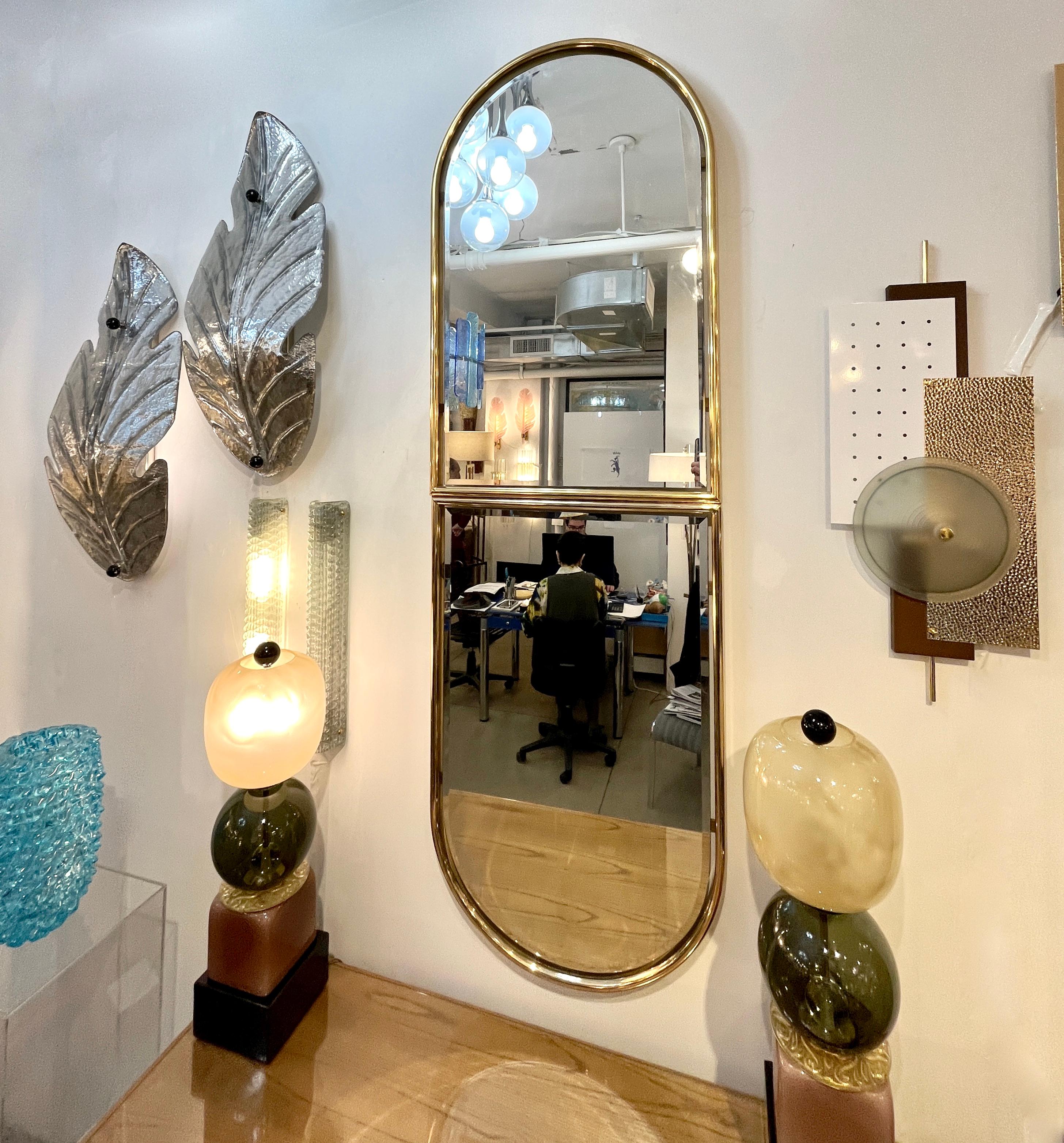 Milieu du XXe siècle Miroir flottant minimaliste italien des années 1960 avec cadre supérieur arqué rond en vente