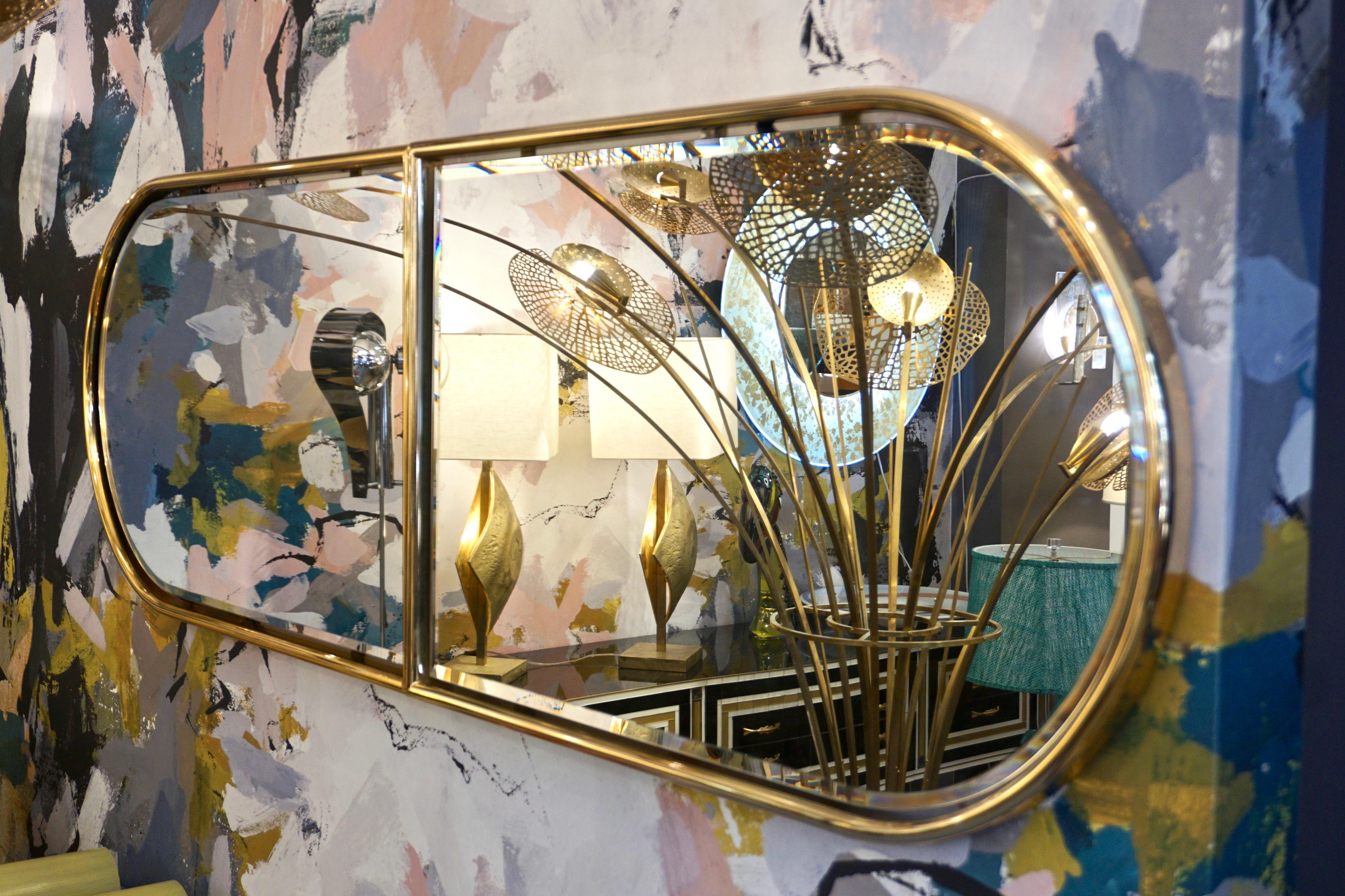 Laiton Miroir flottant minimaliste italien des années 1960 avec cadre supérieur arqué rond en vente