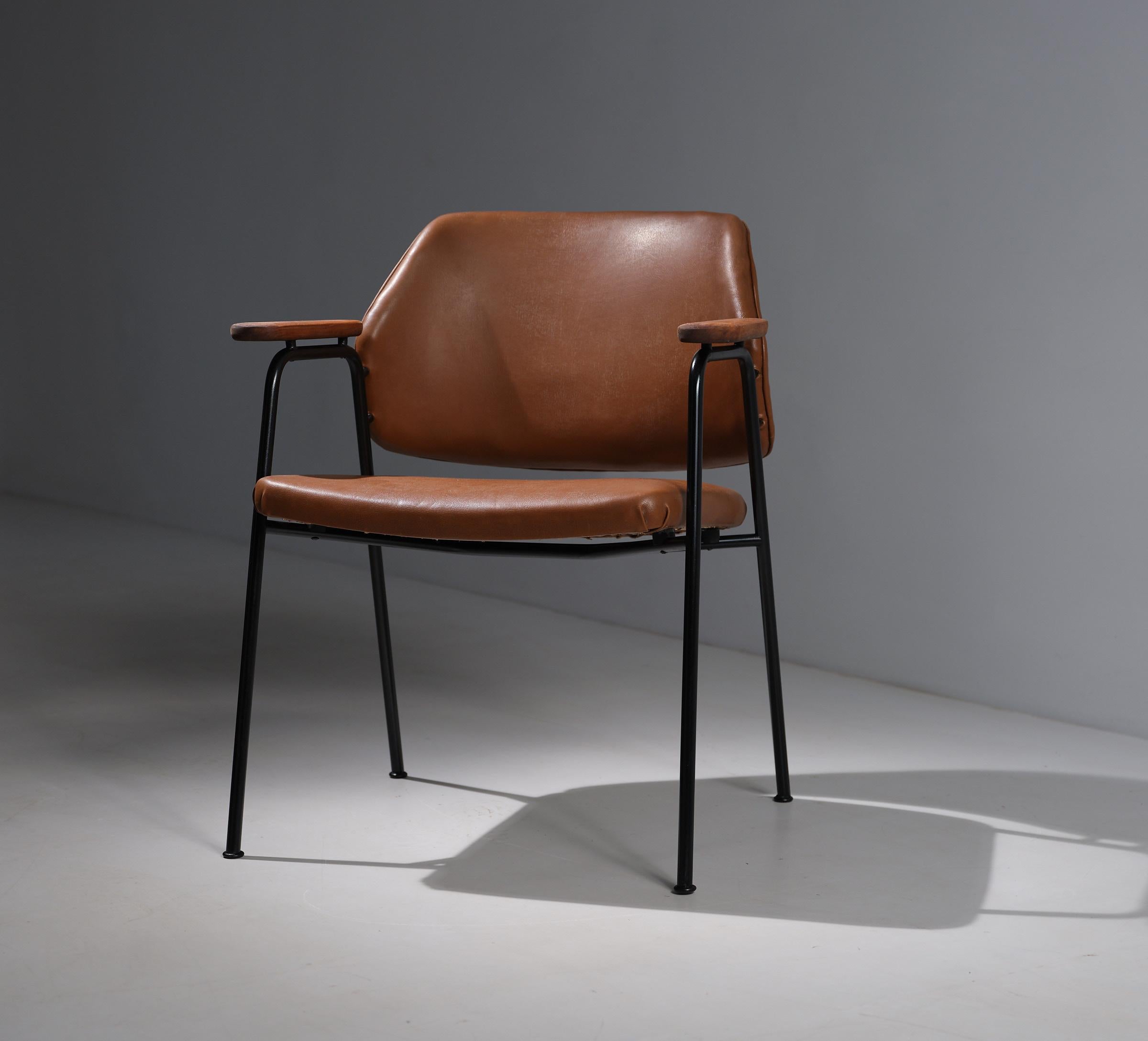 This elegant office chair, designed and produced in Italy during the 1960s, showcases the clean lines and functional aesthetics of mid-century modern design. Attributed to renowned designer Ico Parisi, the chair features an original faux leather