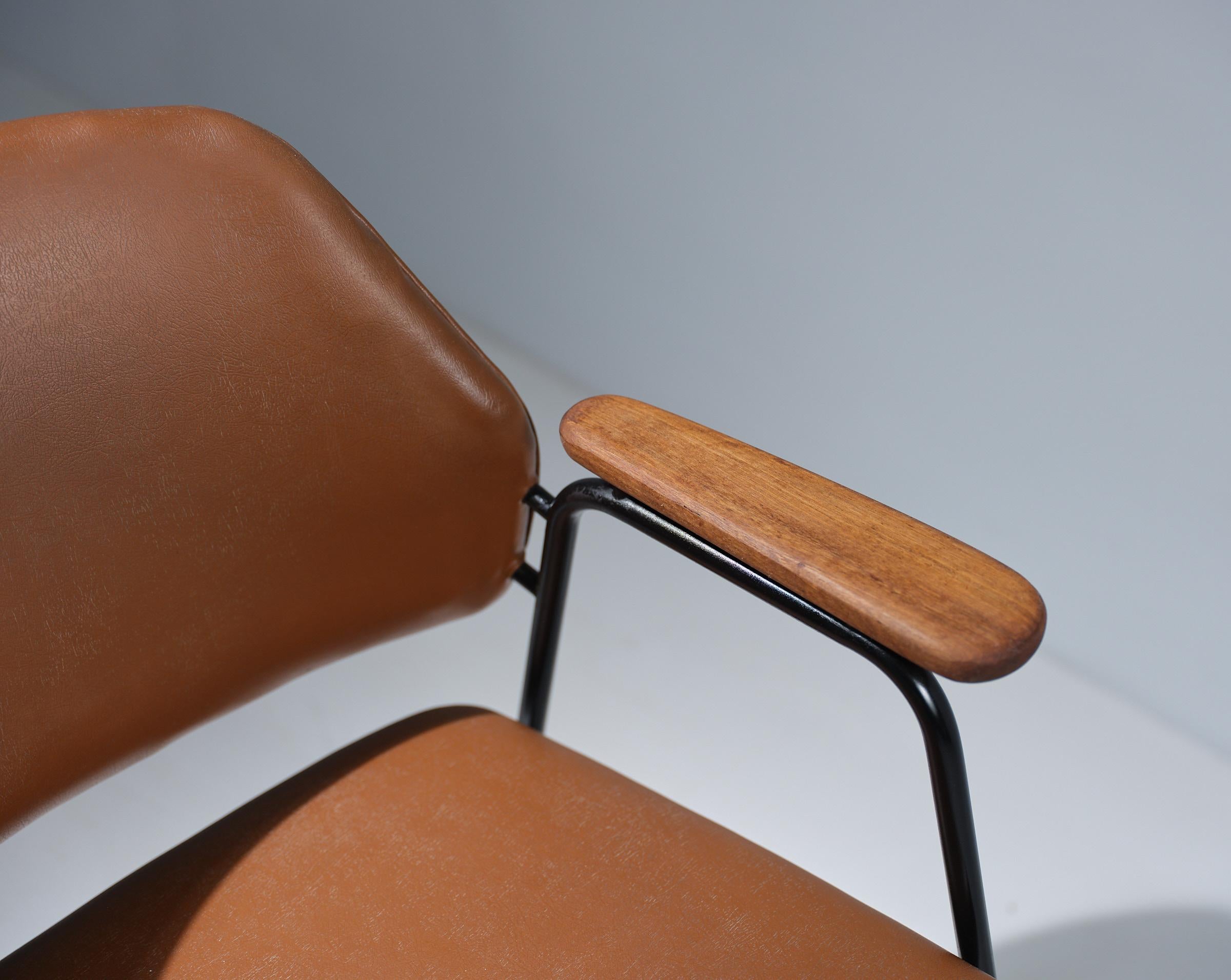 Mid-Century Modern 1960s Italian Modern Office Chair in Faux Leather and Black Iron For Sale