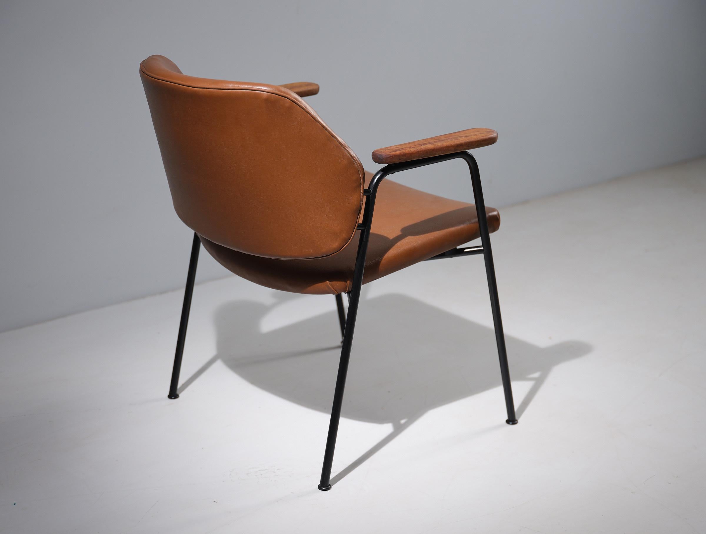 Mid-20th Century 1960s Italian Modern Office Chair in Faux Leather and Black Iron For Sale