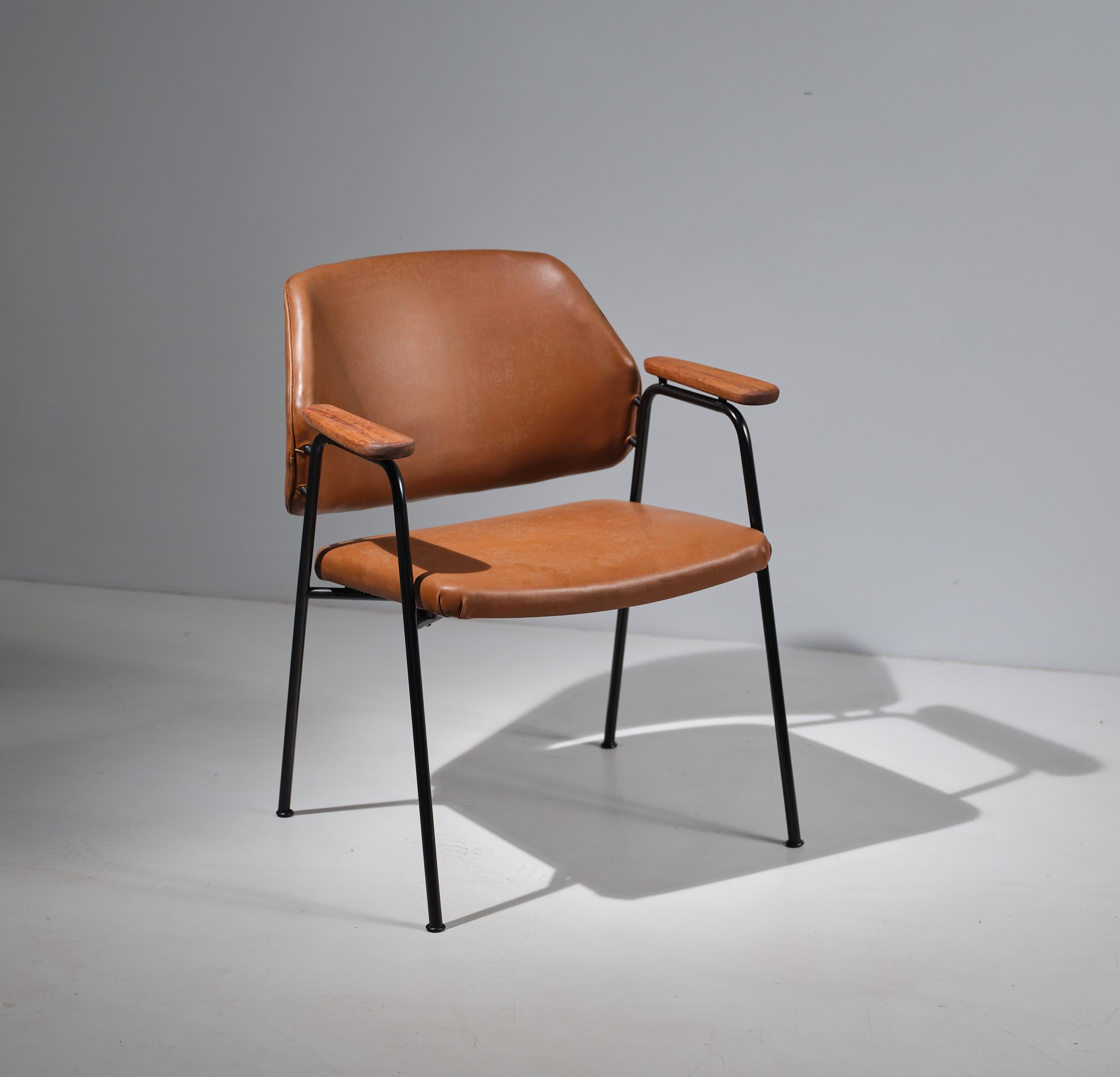 1960s Italian Modern Office Chair in Faux Leather and Black Iron For Sale 2