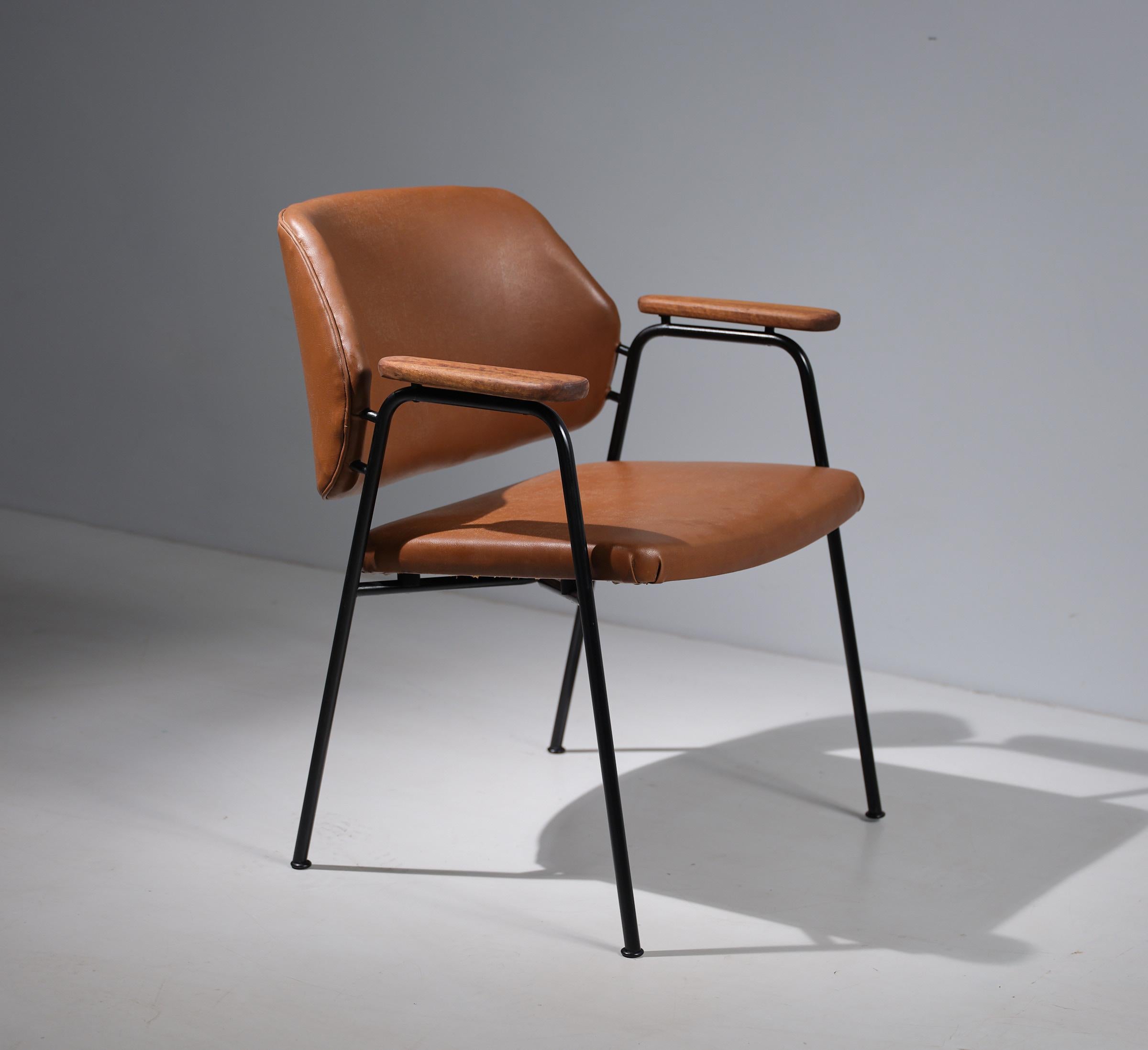 1960s Italian Modern Office Chair in Faux Leather and Black Iron For Sale 3
