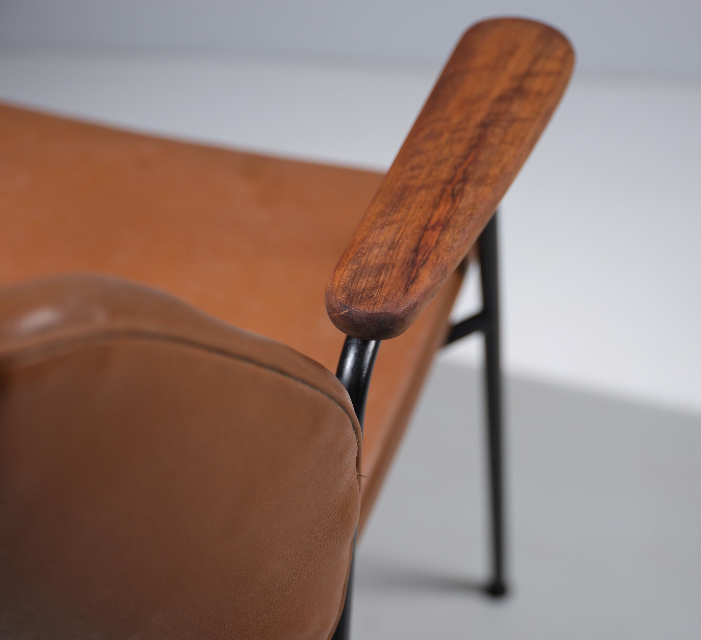 1960s Italian Modern Office Chair in Faux Leather and Black Iron For Sale 4