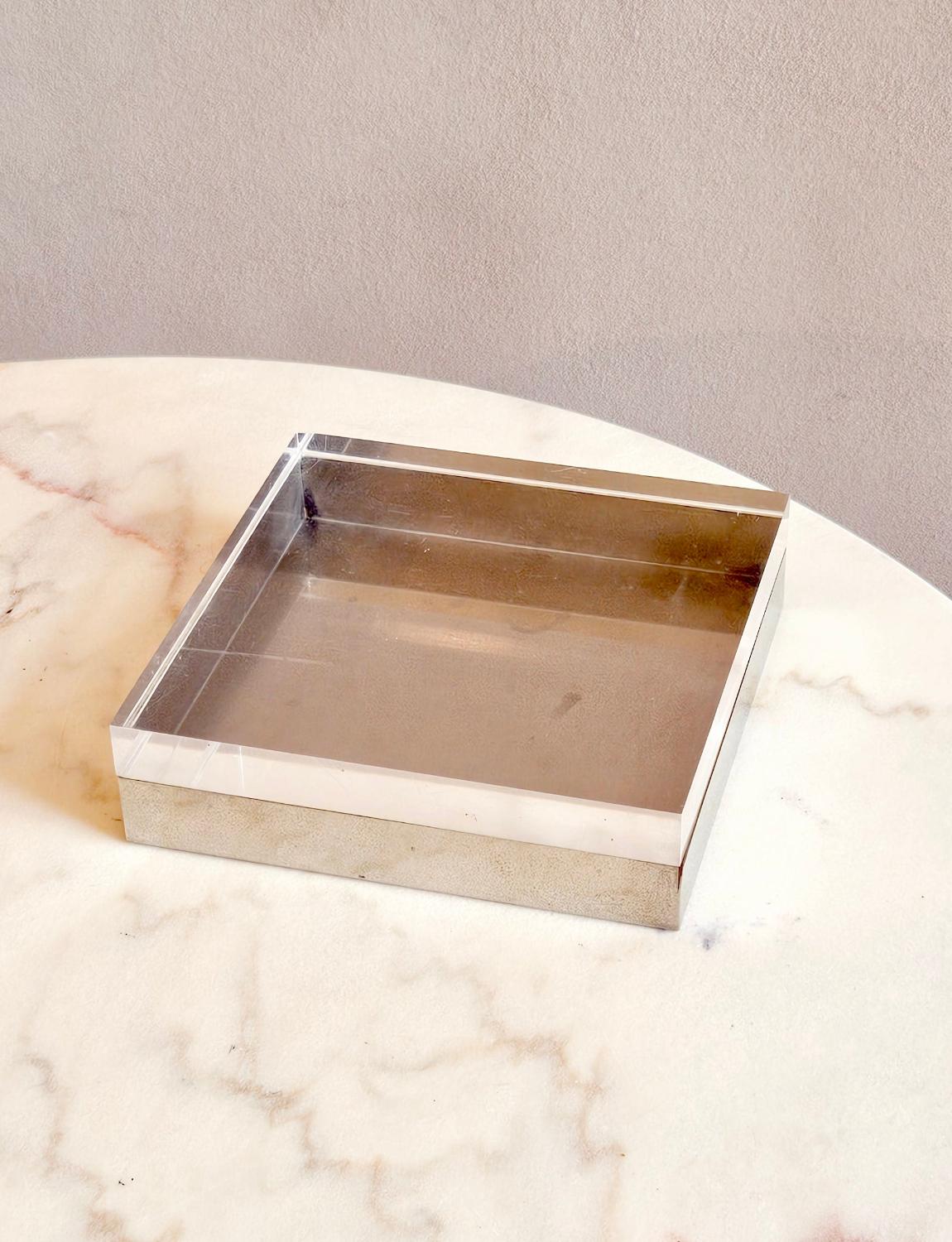 Dos cajas de adornos italianas de plexiglás de los años 60/70. La caja rectangular tiene una marca gruesa de plexiglás marrón y la caja en forma de cubo tiene una banda metálica. La pareja queda de lo más chic sobre un escritorio o una mesa de