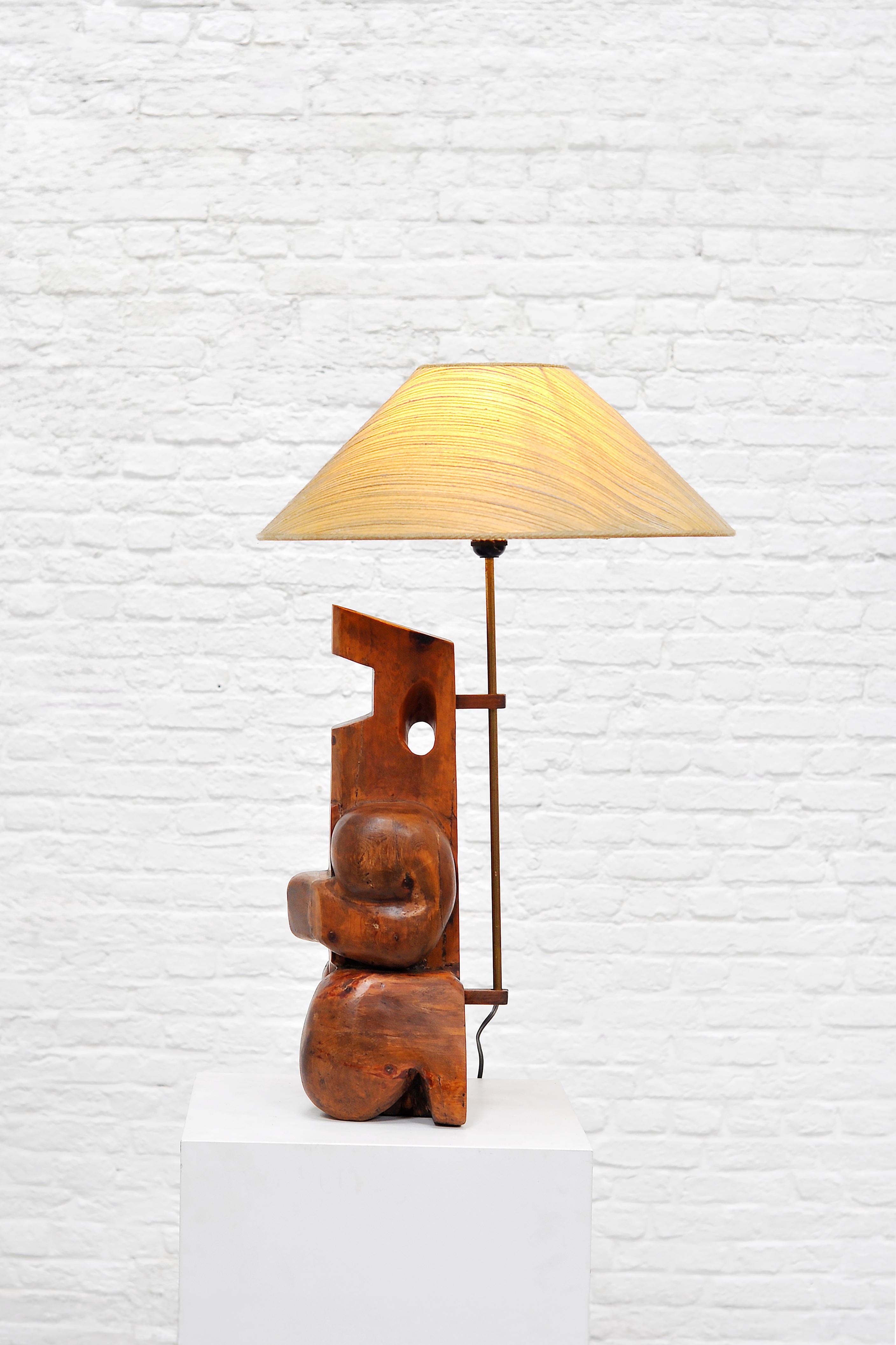 1960er Jahre italienische modernistische skulpturale Tischlampe aus Nussbaumholz 3