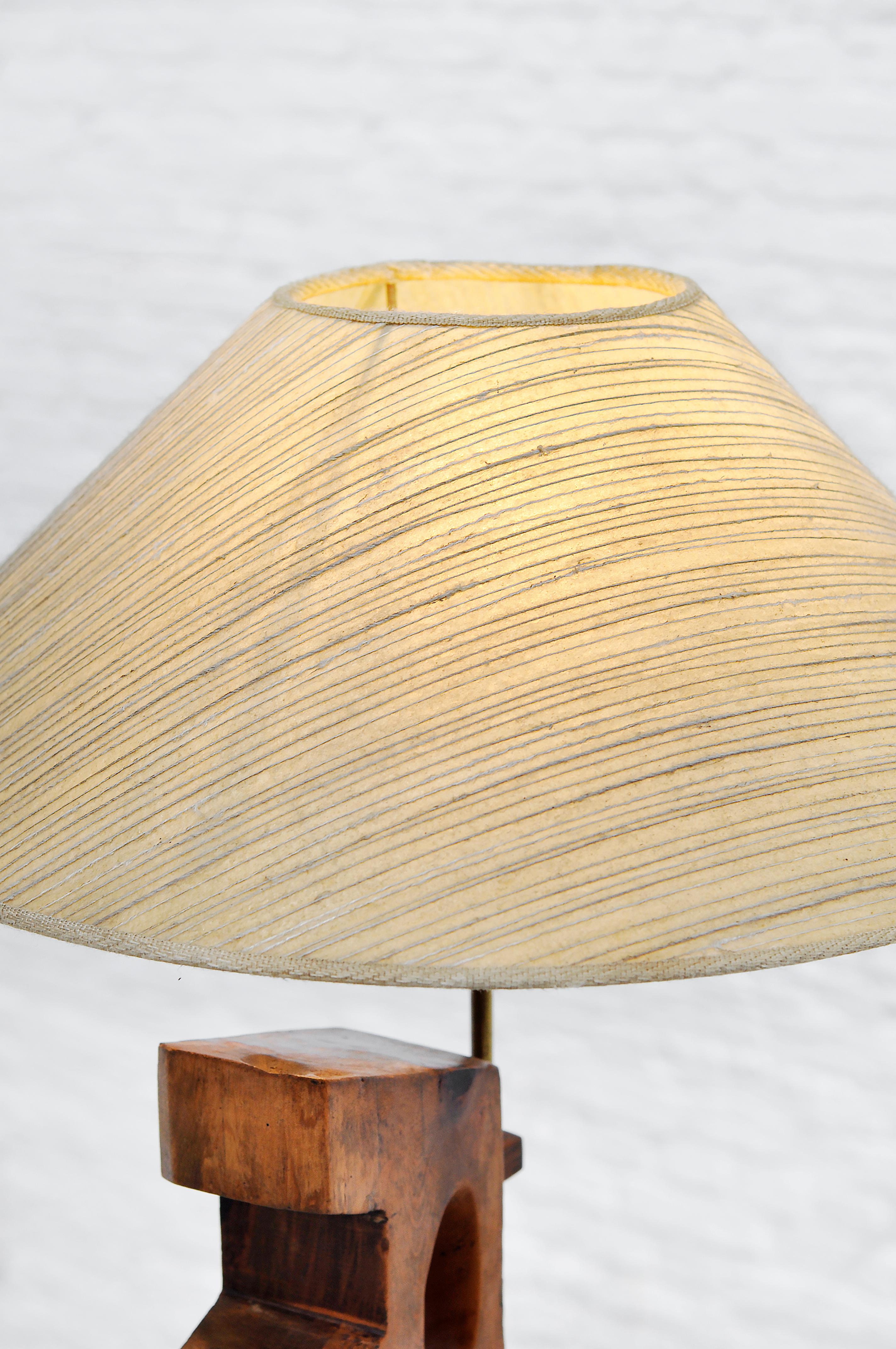 1960er Jahre italienische modernistische skulpturale Tischlampe aus Nussbaumholz 4