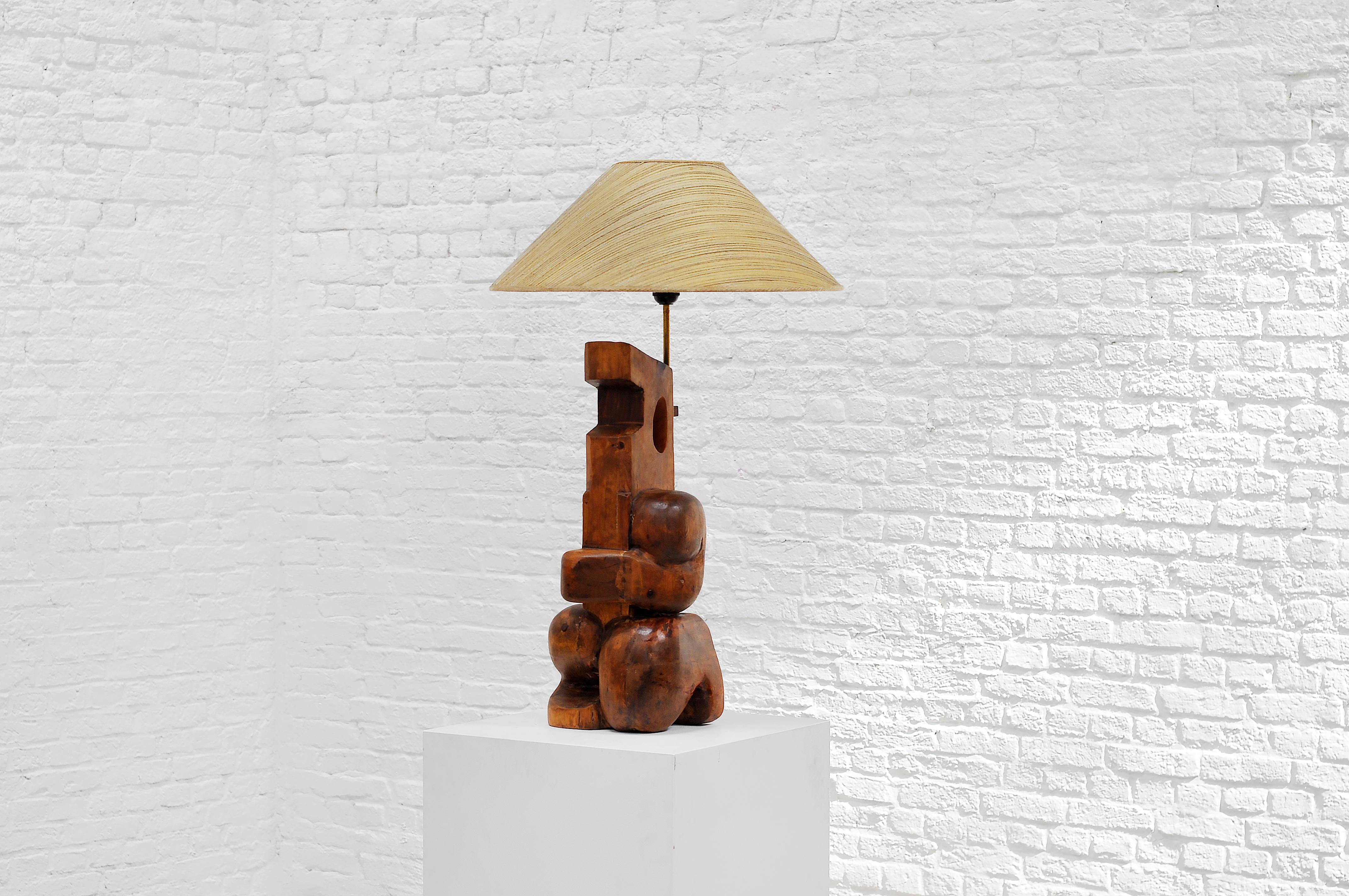 1960er Jahre italienische modernistische skulpturale Tischlampe aus Nussbaumholz 5