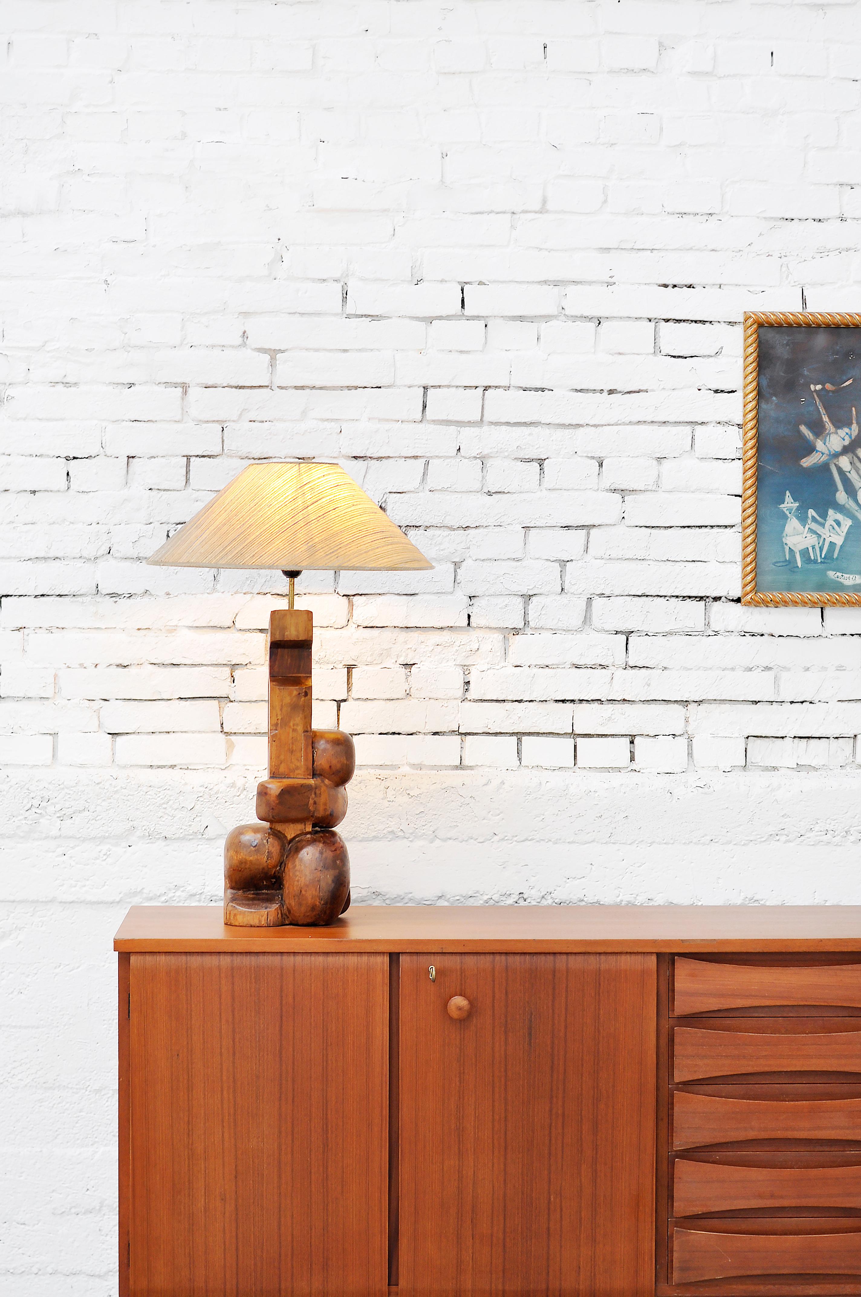 1960er Jahre italienische modernistische skulpturale Tischlampe aus Nussbaumholz 7