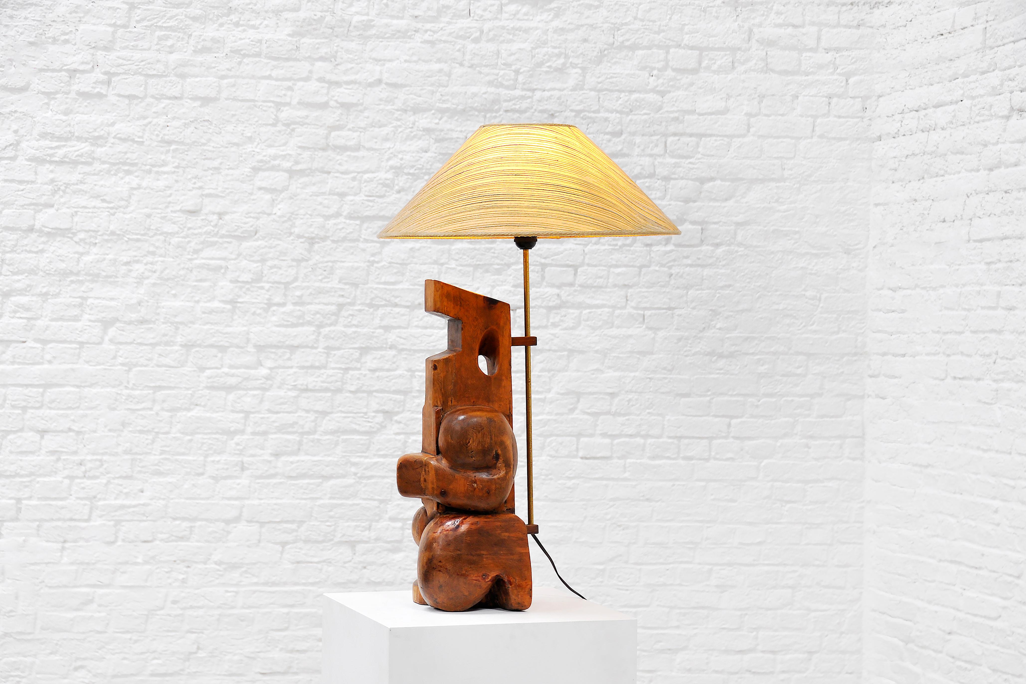 1960er Jahre italienische modernistische skulpturale Tischlampe aus Nussbaumholz (Moderne der Mitte des Jahrhunderts)