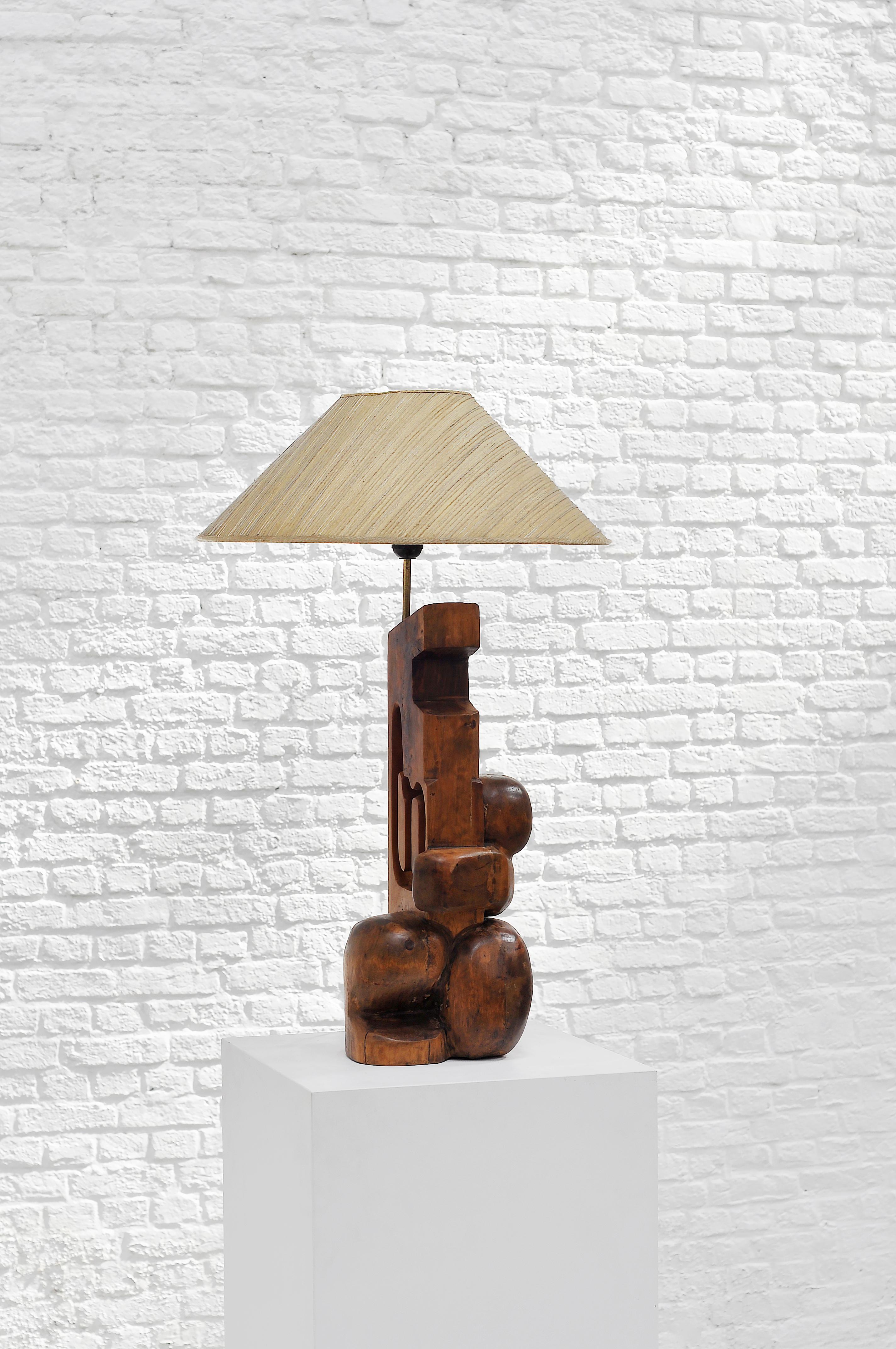 1960er Jahre italienische modernistische skulpturale Tischlampe aus Nussbaumholz (Italienisch)