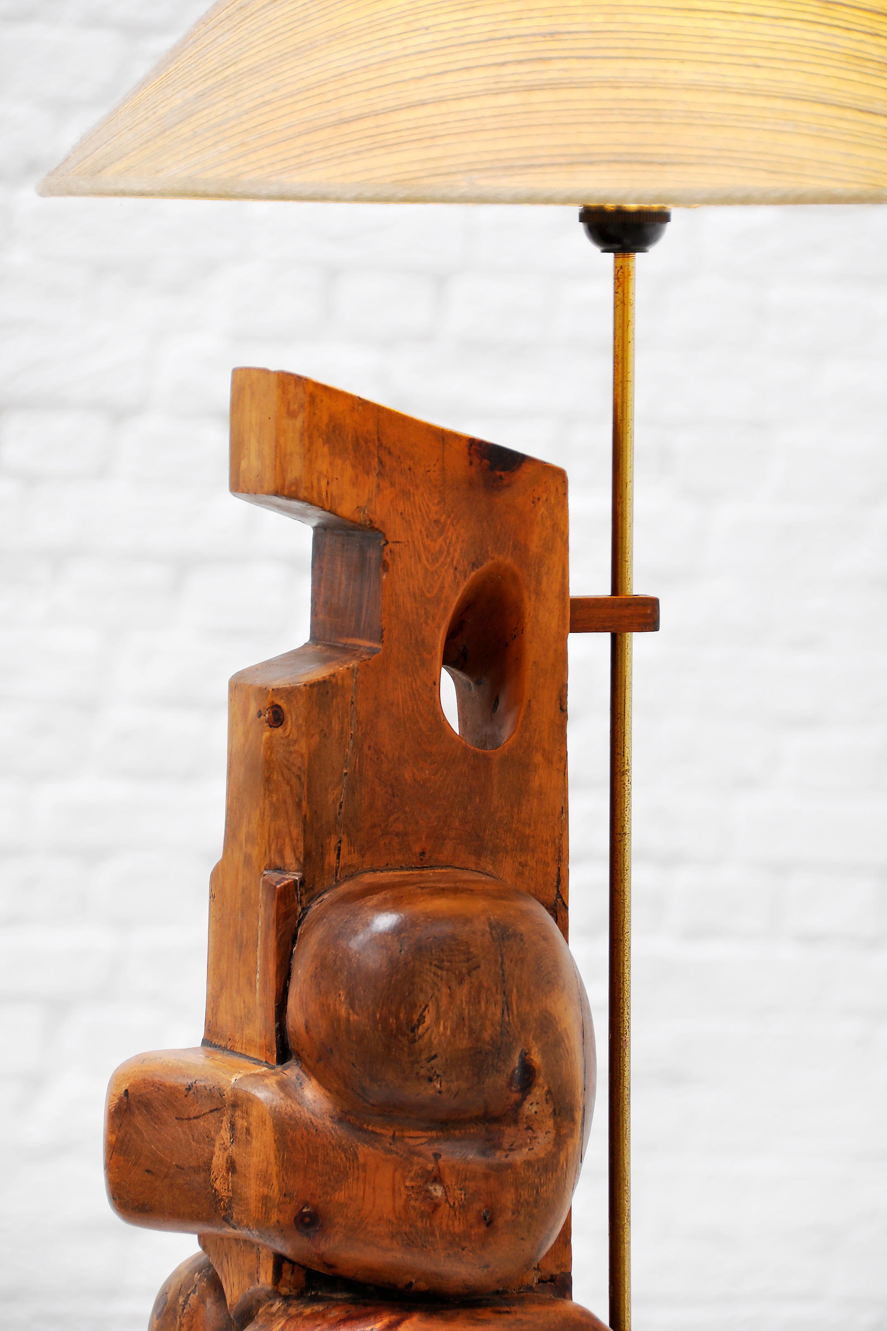 1960er Jahre italienische modernistische skulpturale Tischlampe aus Nussbaumholz im Zustand „Gut“ in Antwerp, Antwerp