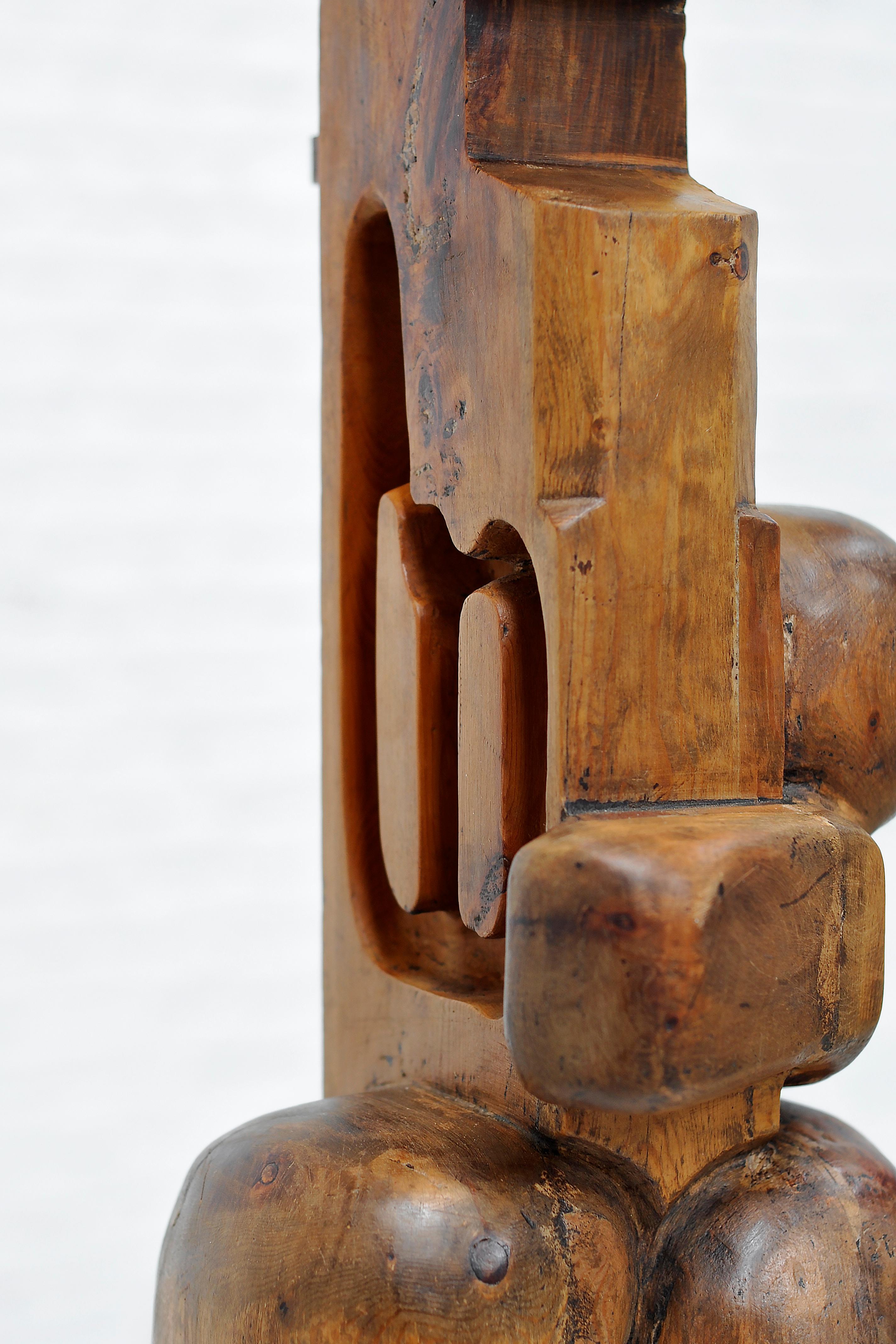 1960er Jahre italienische modernistische skulpturale Tischlampe aus Nussbaumholz (Mitte des 20. Jahrhunderts)