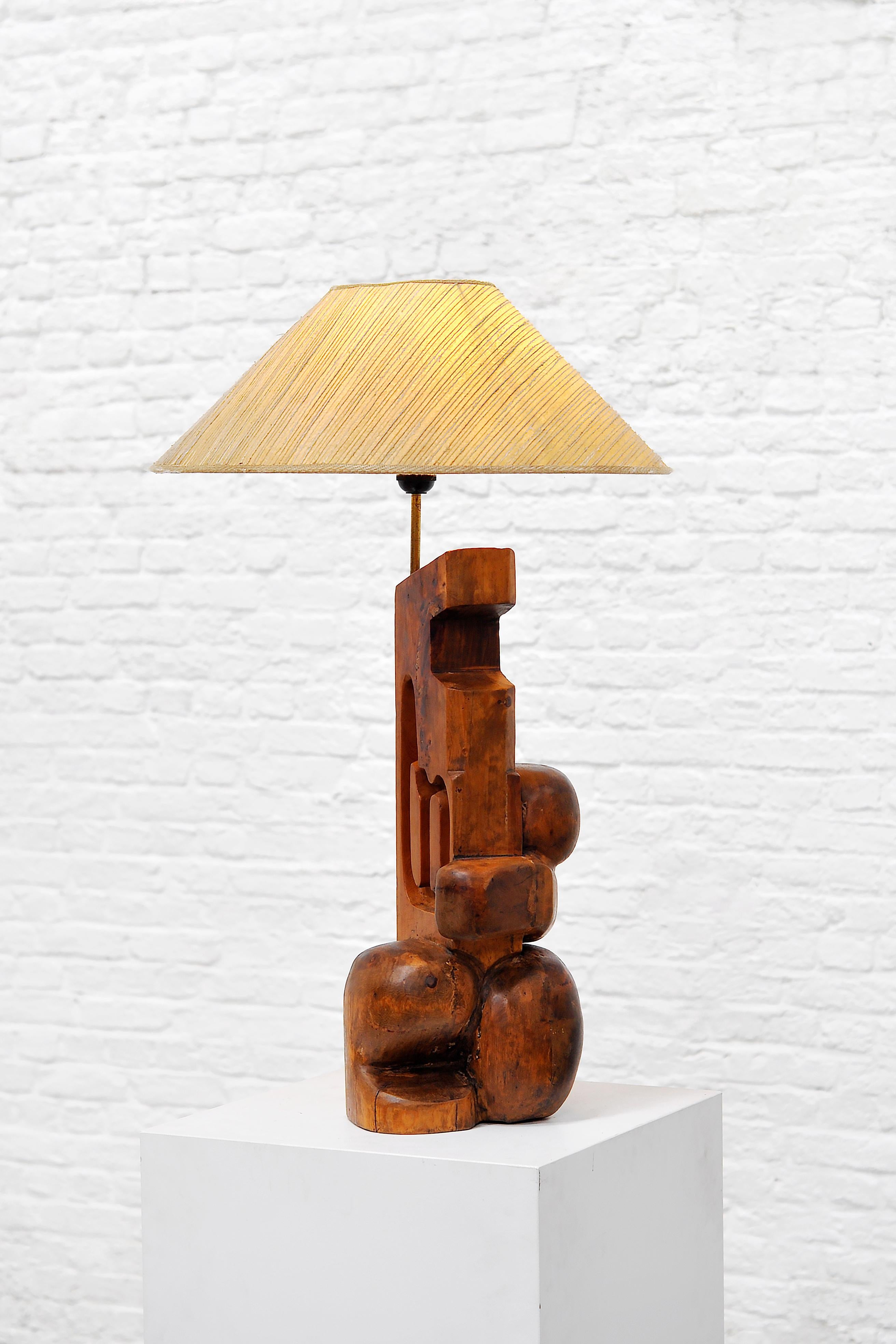 1960er Jahre italienische modernistische skulpturale Tischlampe aus Nussbaumholz (Holz)