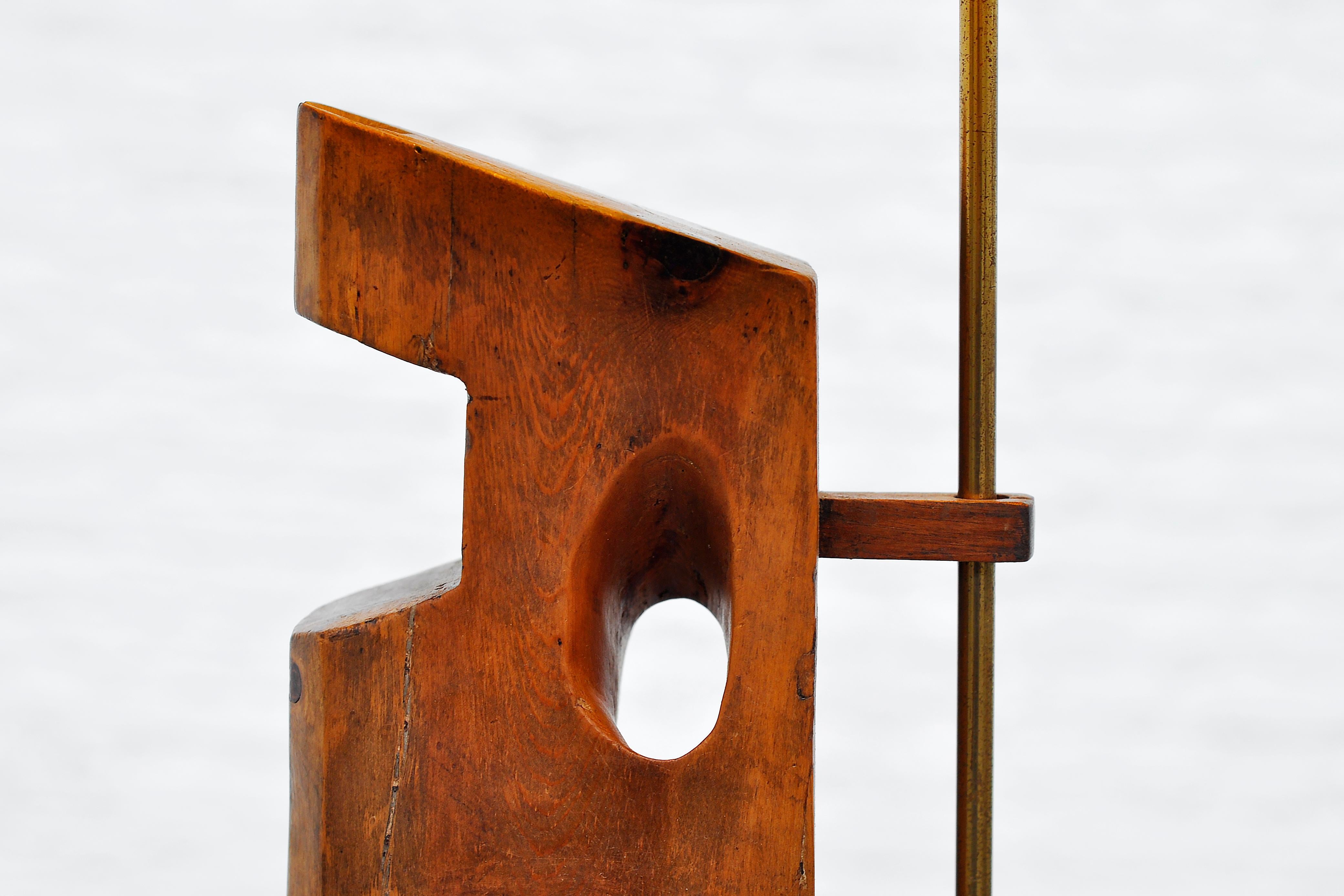 1960er Jahre italienische modernistische skulpturale Tischlampe aus Nussbaumholz 2