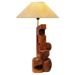 1960er Jahre italienische modernistische skulpturale Tischlampe aus Nussbaumholz