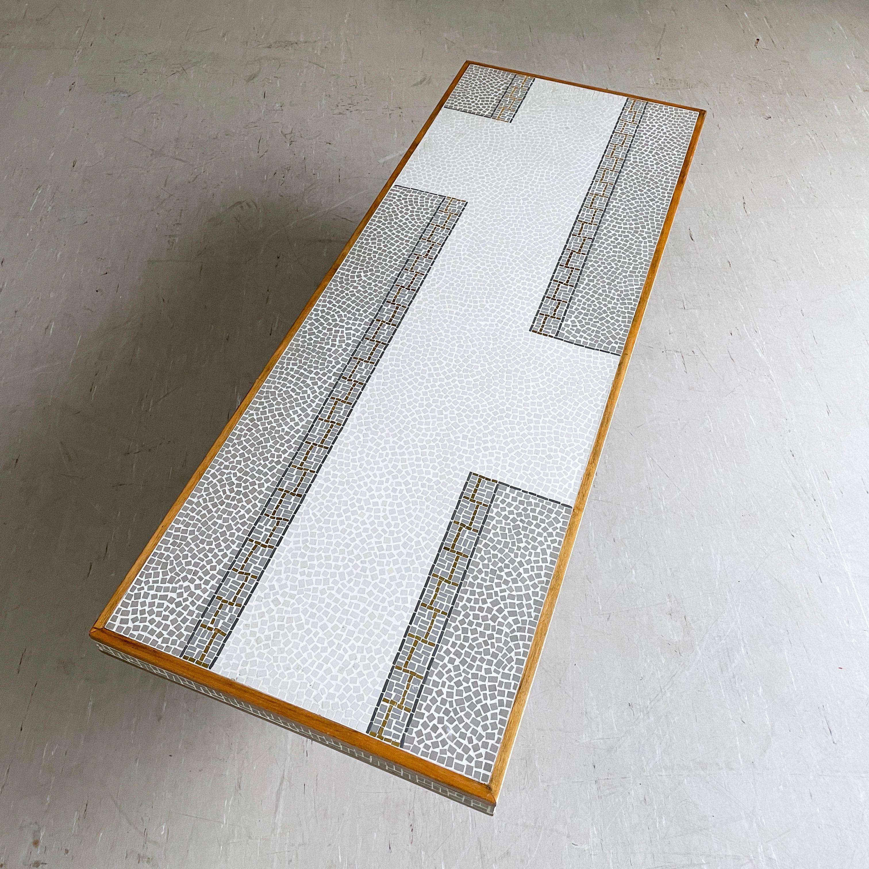 Italienischer Mosaik-Couchtisch aus den 1960er Jahren im Zustand „Gut“ in Bern, CH